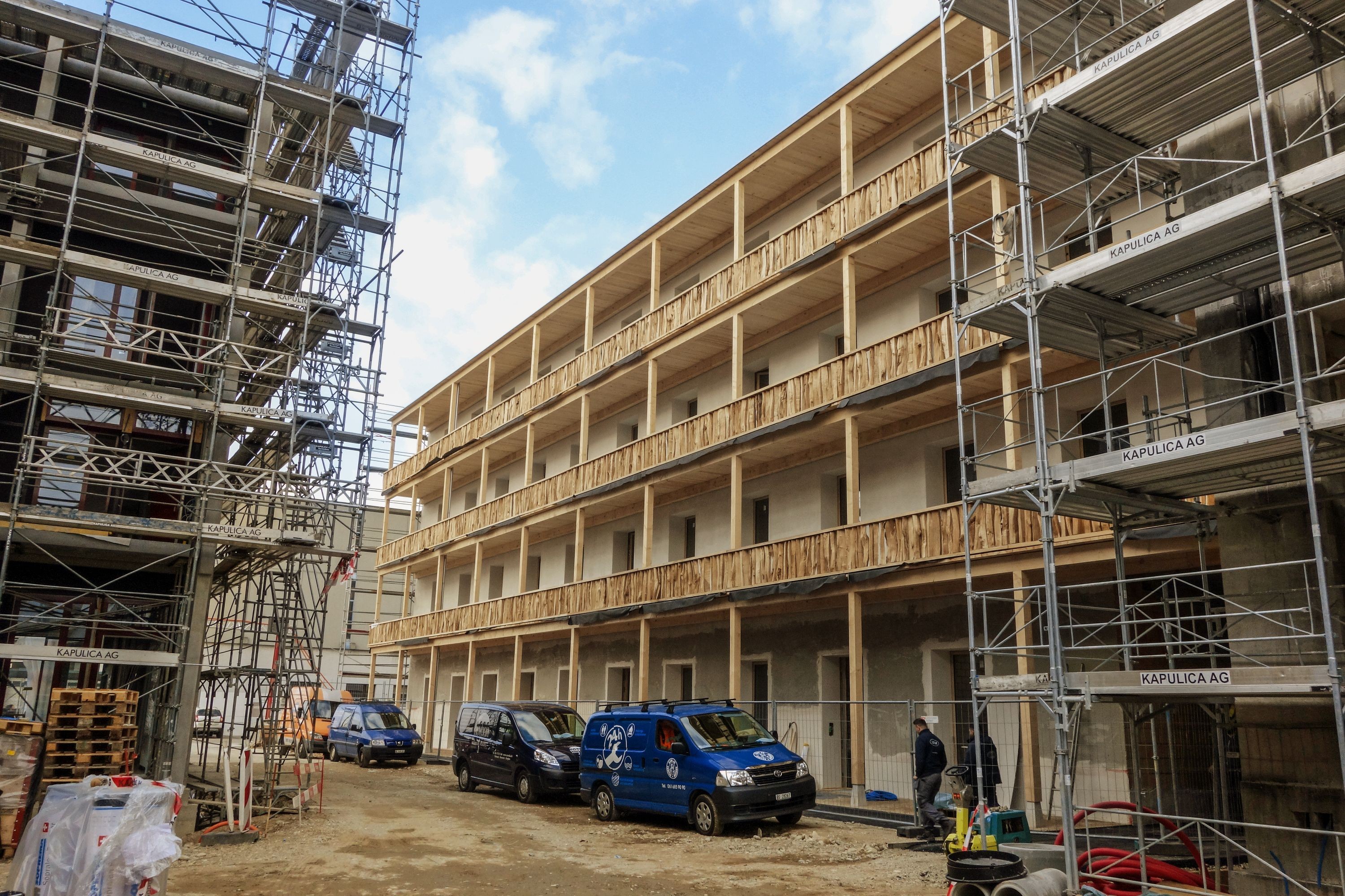 Nach nur siebenmonatiger Bauzeit bildet das Wohnatelierhaus momentan den Abschluss der Erlenmatt Ost. Rundherum wird noch intensiv gebaut.