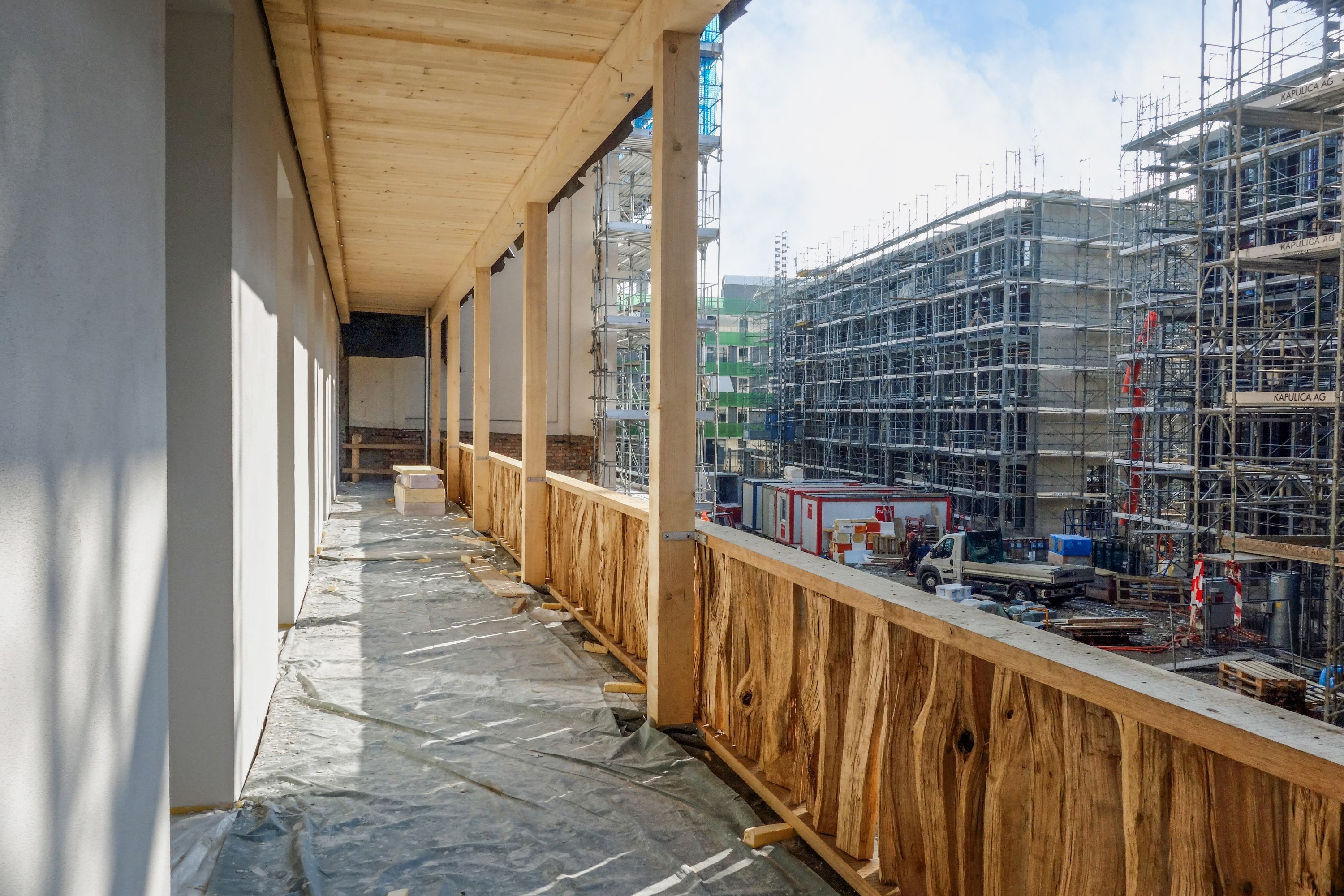 Die Wohnateliers sind absichtlich einfach gehalten. Dafür dringt das Licht tief in die Räume ein, der  Sanitärblock kombiniert auf seinen zwei Seiten Küche und Bad und der Balkon bleibt ohne Abtrennungen. 