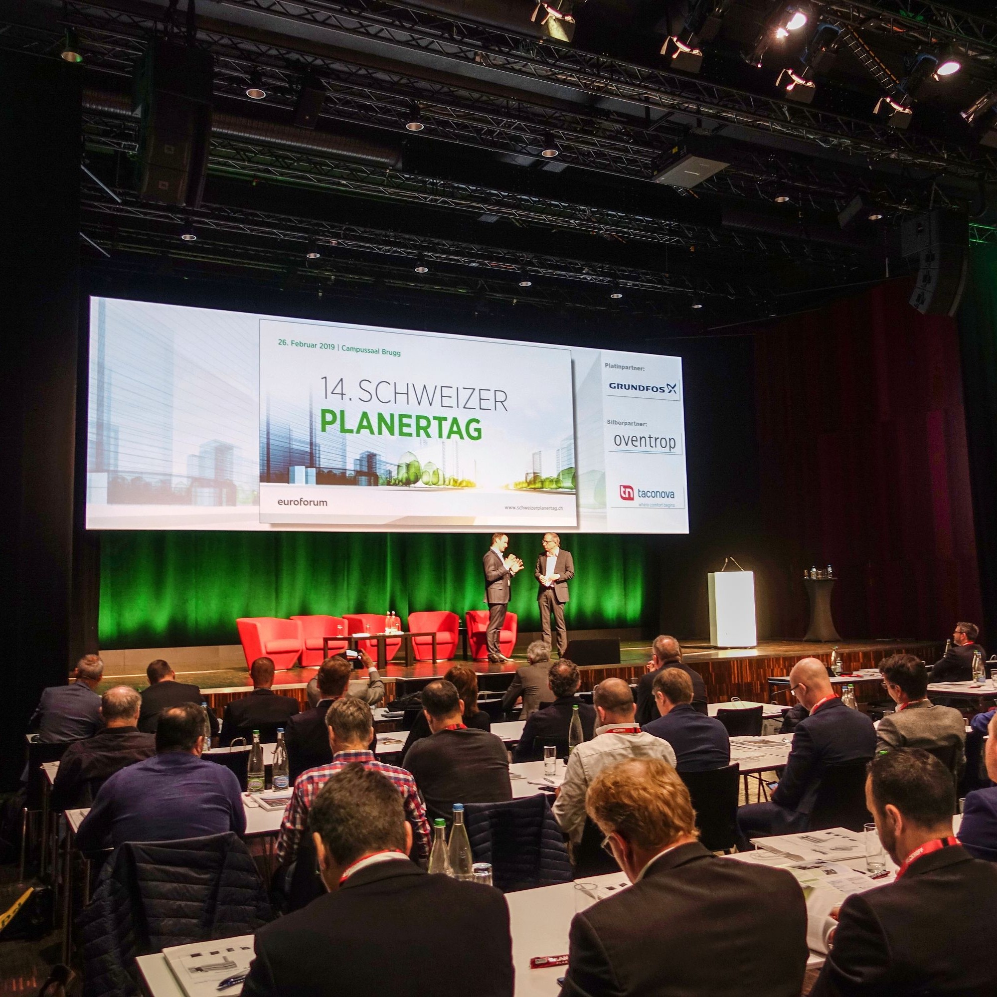 Eindrücke vom Schweizer Planertag in Brugg: Die Digitalisierung bei der Planung und Überwachung stand im Mittelpunkt der Veranstaltung. In den Pausen gab es die Gelegenheit, neue Technik kennenzulernen.