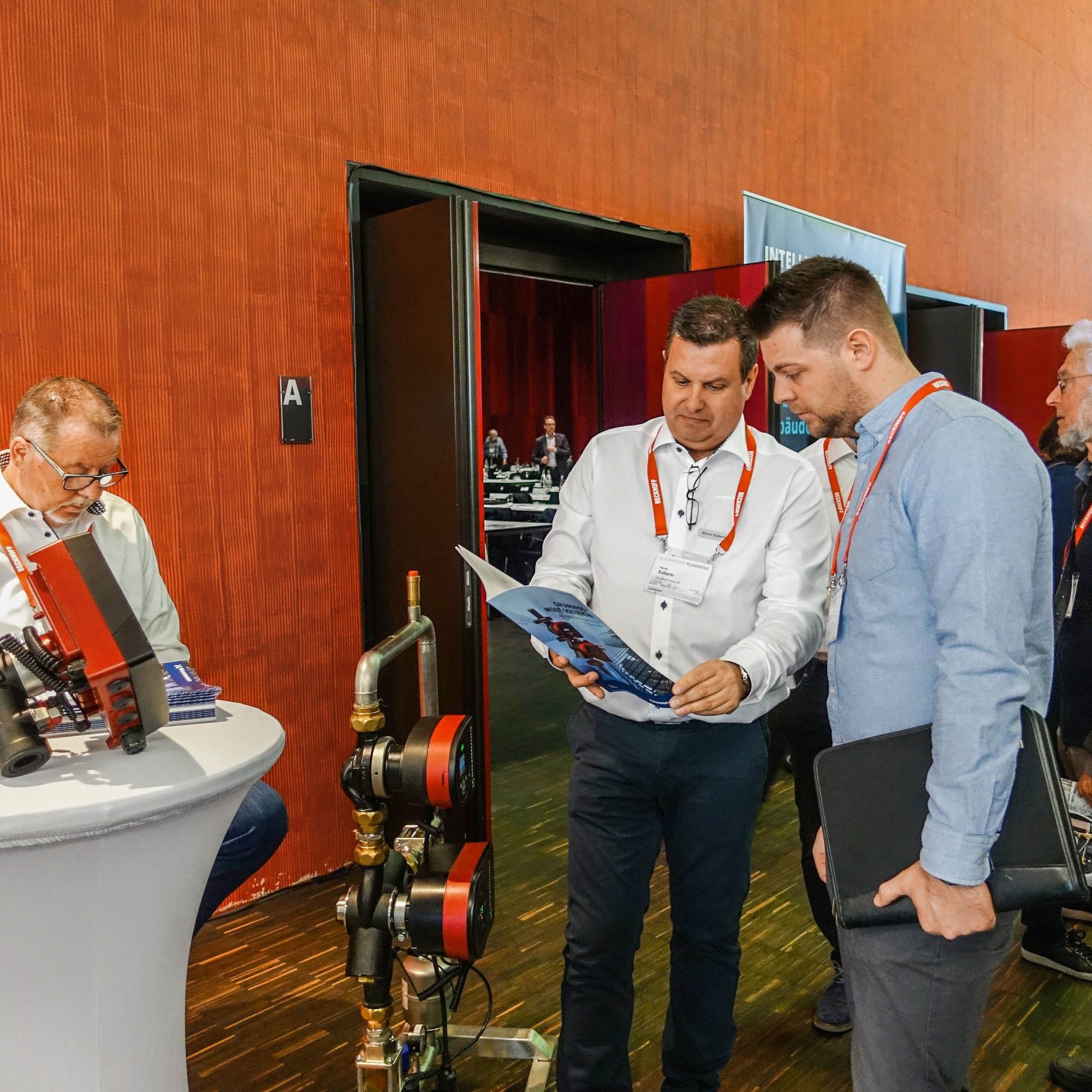 Eindrücke vom Schweizer Planertag in Brugg: Die Digitalisierung bei der Planung und Überwachung stand im Mittelpunkt der Veranstaltung. In den Pausen gab es die Gelegenheit, neue Technik kennenzulernen.