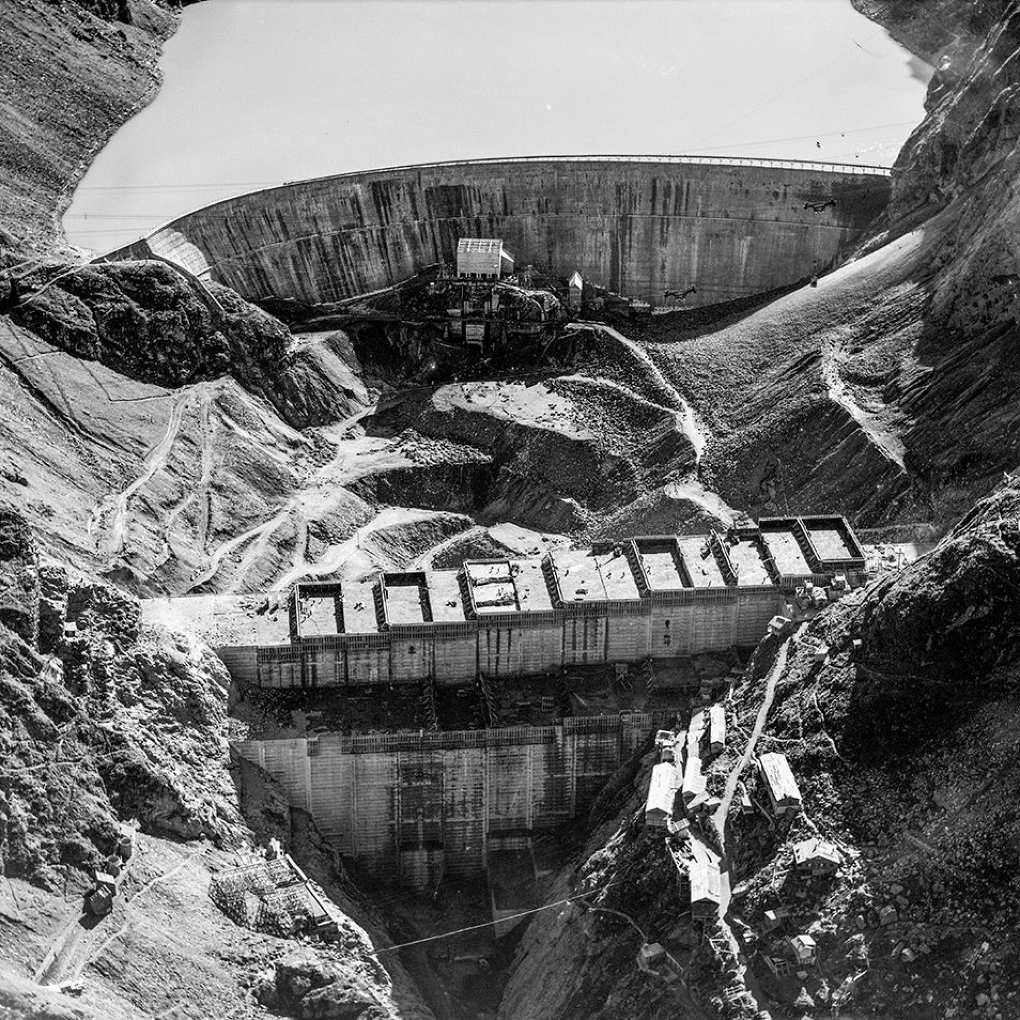 Vor der Bogenstaumauer hinten, die 1934 gebaut wurde, entsteht die neue Gewichtsstaumauer der Grande Dixence VS.