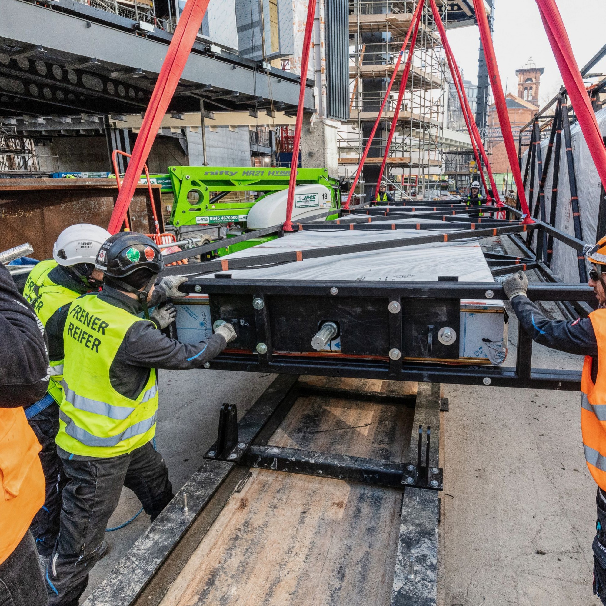 Für den sicheren Transport der Portale wurden passgenaue Stahlgestelle angefertigt. Haben sie den langen Weg nach London geschafft, werden die Elemente erst einmal in den Gestellen auf den Boden gelegt, bevor sie aufgerichtet und an den Kranhaken gehängt 