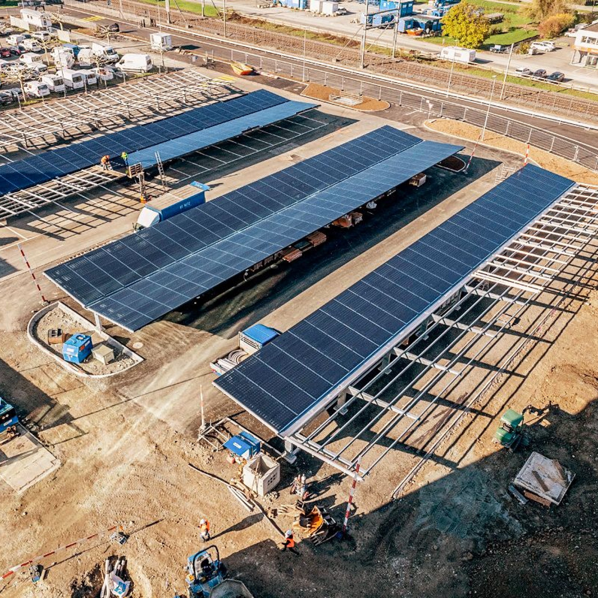 Die Vormontage der Photovoltaikmodule für das Dach des Carports.