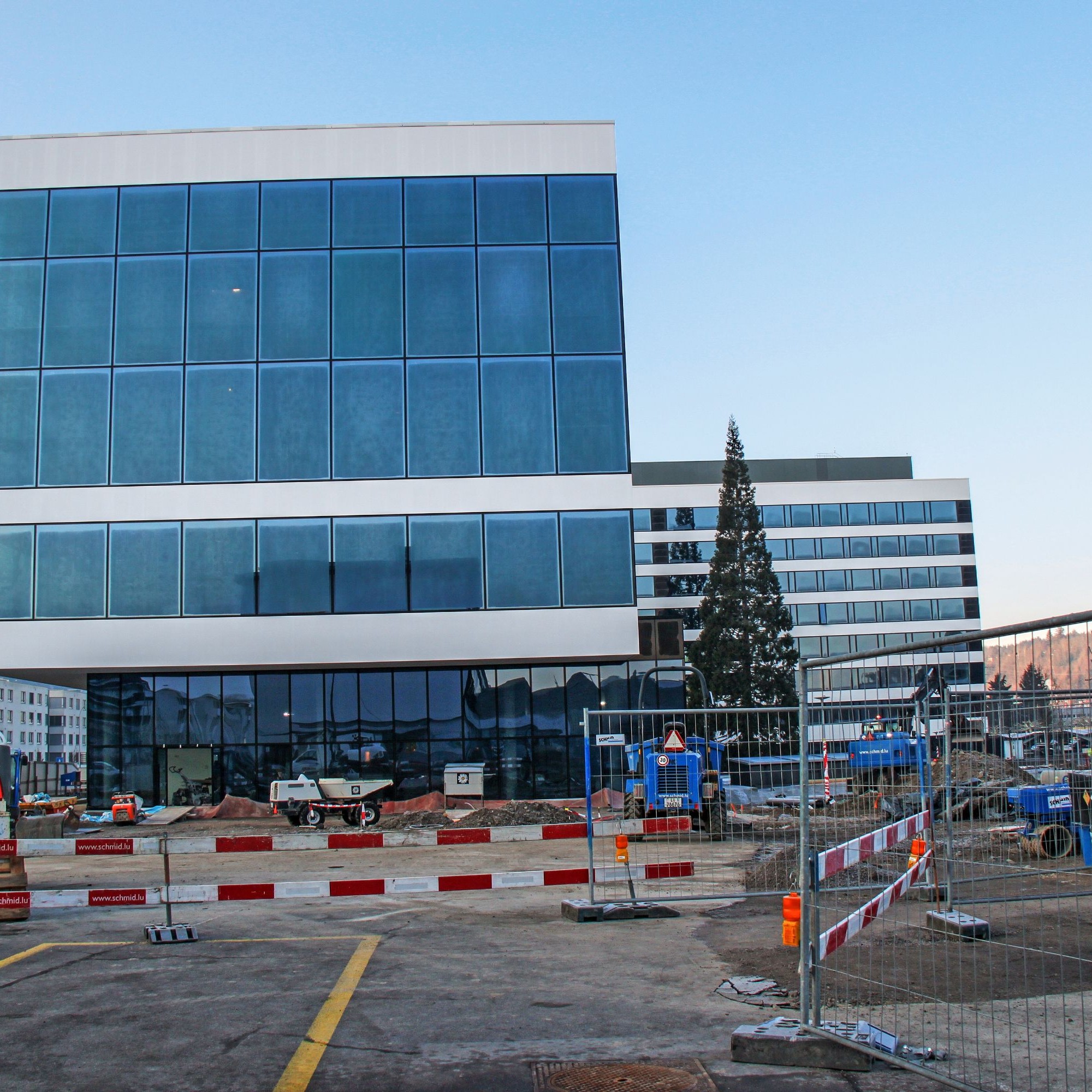 An den Fassaden des Visitor Centers und des Managementgebäudes im Hintergrund wurden kundenspezifische, rahmenlose Photovoltaikelemente angebracht. 