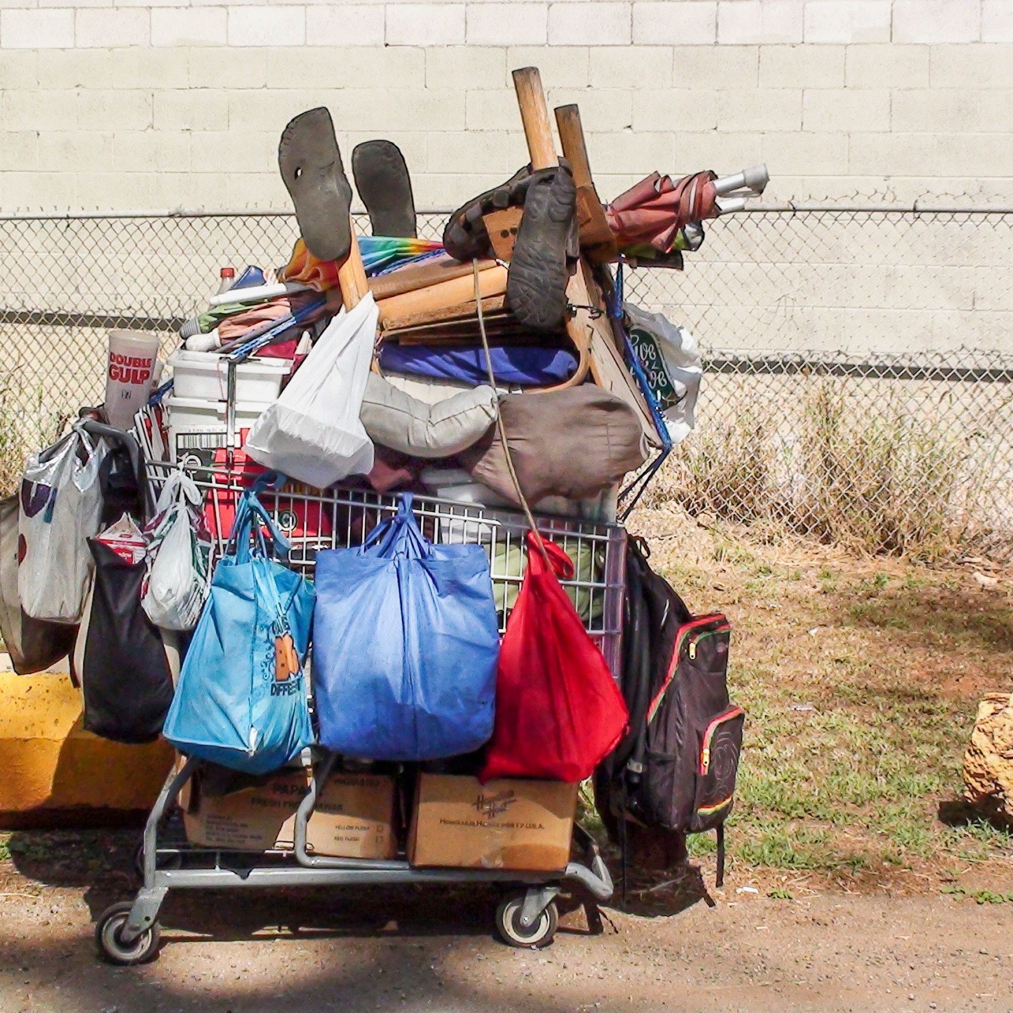 Habseligkeiten eines Obdachlosen: wenn der Besitz in einem Einkaufswagen Platz hat.