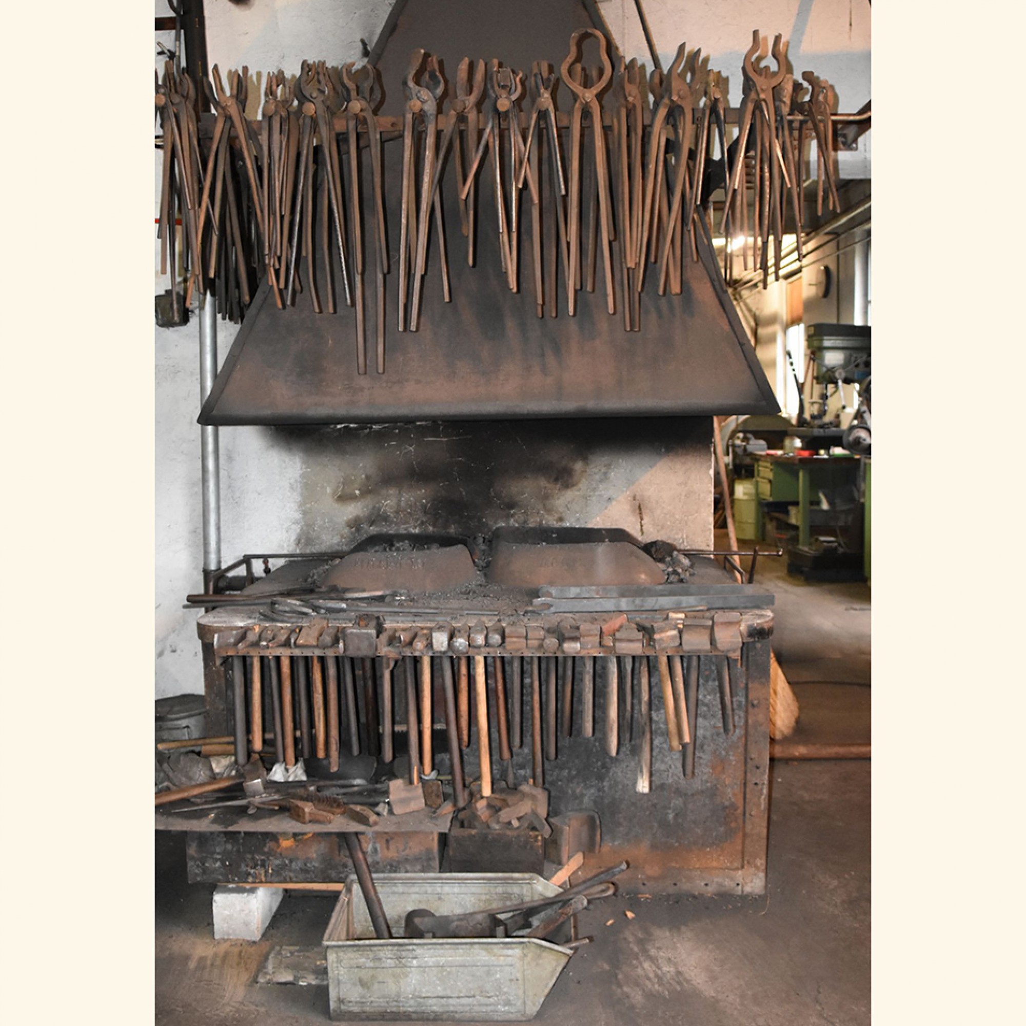 Meiers Esse: Auch die vielfältigen Schmiedezangen hat der rastlose Handwerker hier von Hand geschmiedet. 