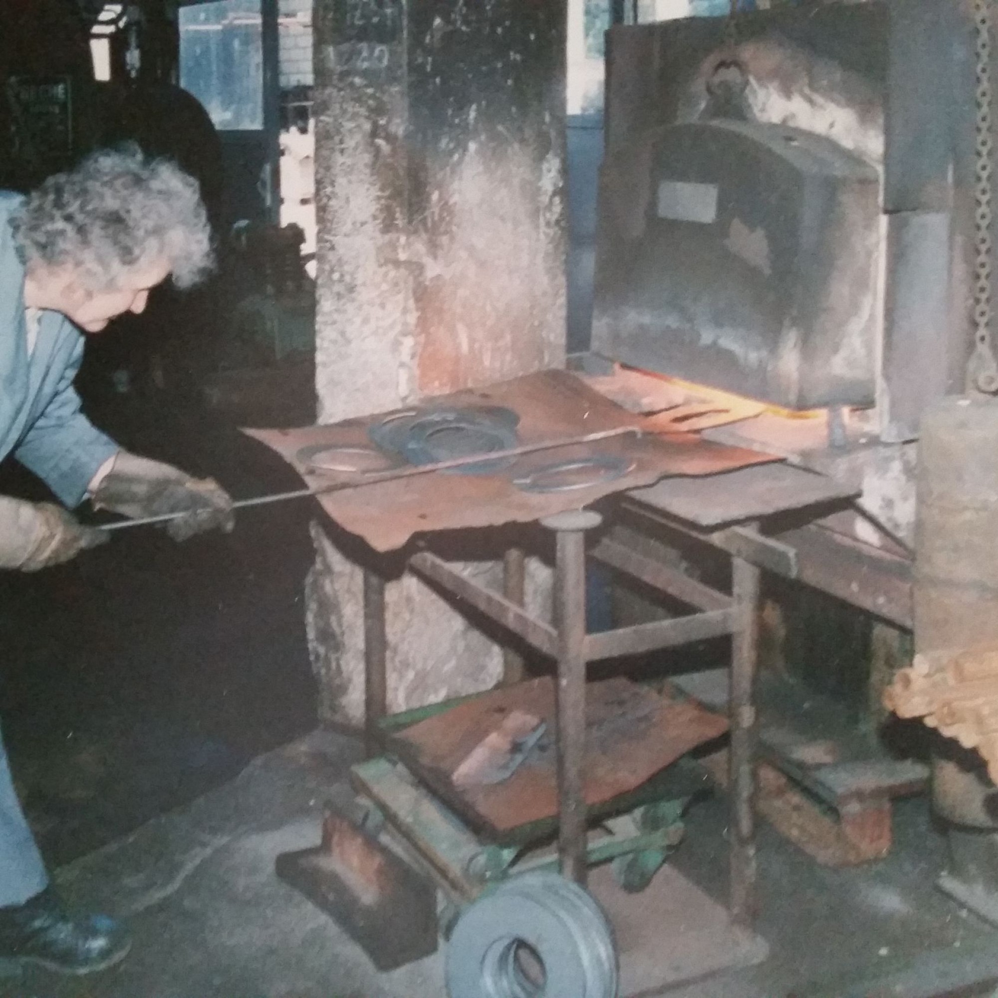 Tatkräftig unterstützt wurde der rastlose Handwerker von seiner Frau Elfriede. 