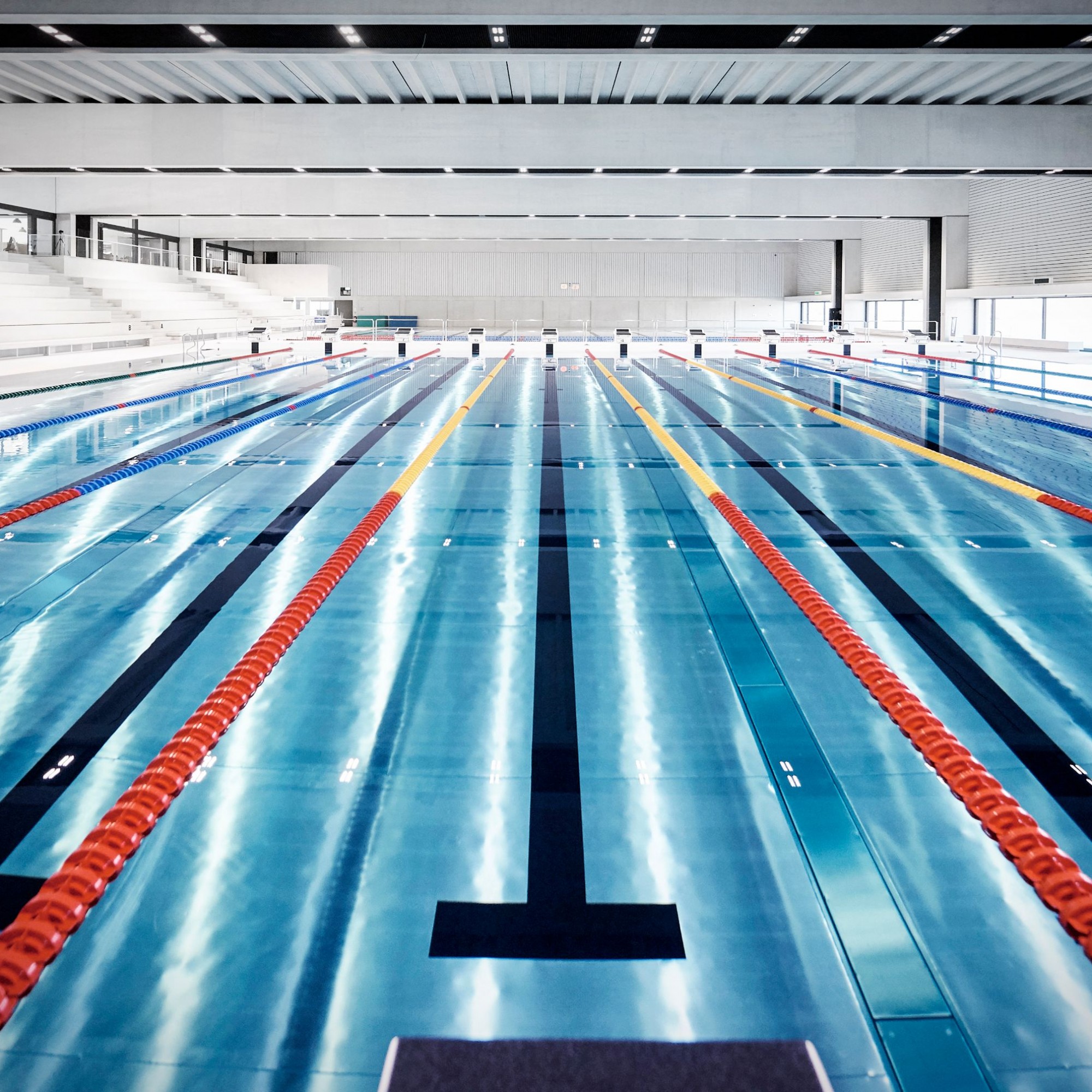 Die Schwimmarena bietet einen 50 Meter Olympic Pool mit zehn Bahnen, verschiebbarer Startbrücke, Ertrinkendenerkennungssystem und Hubboden.