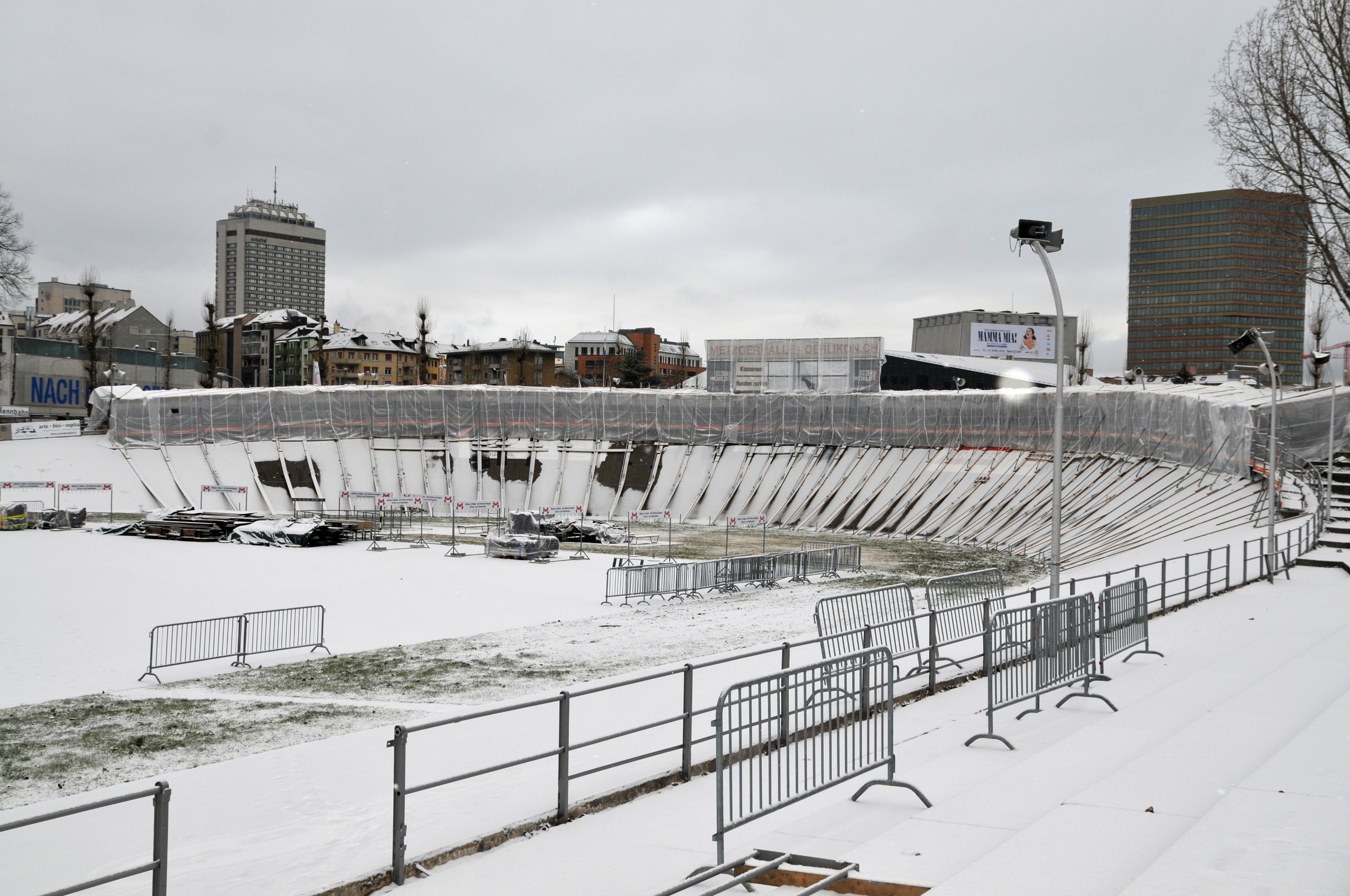 Die Nordkurve der Rennbahn ist komplett eingehaust und beheizt, damit im Winter die nötigen Sanierungarbeiten erfolgen können.