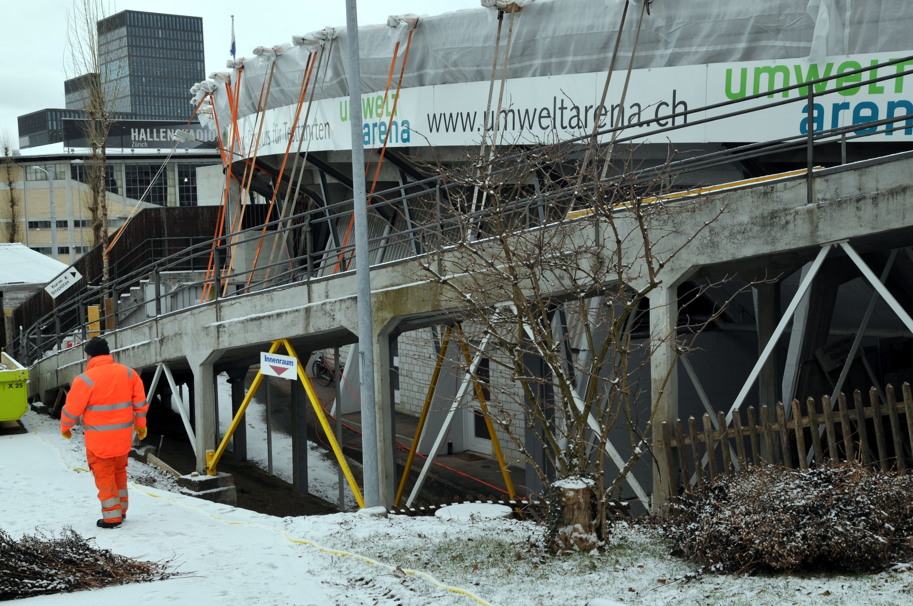 Sünden einer früheren Sanierung: In den 1980er Jahren wurde eine Betonsanierung vorgenommen, bei der man einfach eine weitere Betonplatte auf die bestehende gelegt hat. Deshalb mussten Bauteile wie hier die Steherrampe mit zusätzlichen Stützen verstärkt w