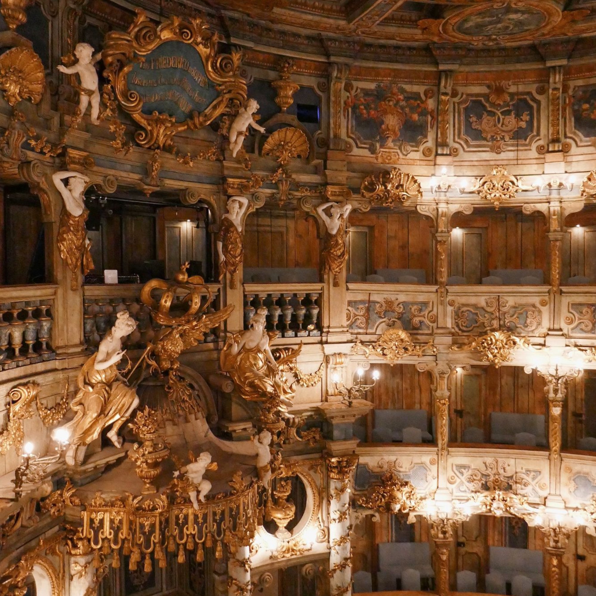 Blick aus dem Logengebäude auf die Fürstenloge, die das Markgrafenpaar allerdings so gut wie nie benutzte. Es verfolgte das Geschehen auf der Bühne gewöhnlich  auf eigens in den Raum gestellten Sesseln in der ersten Reihe des Parketts.