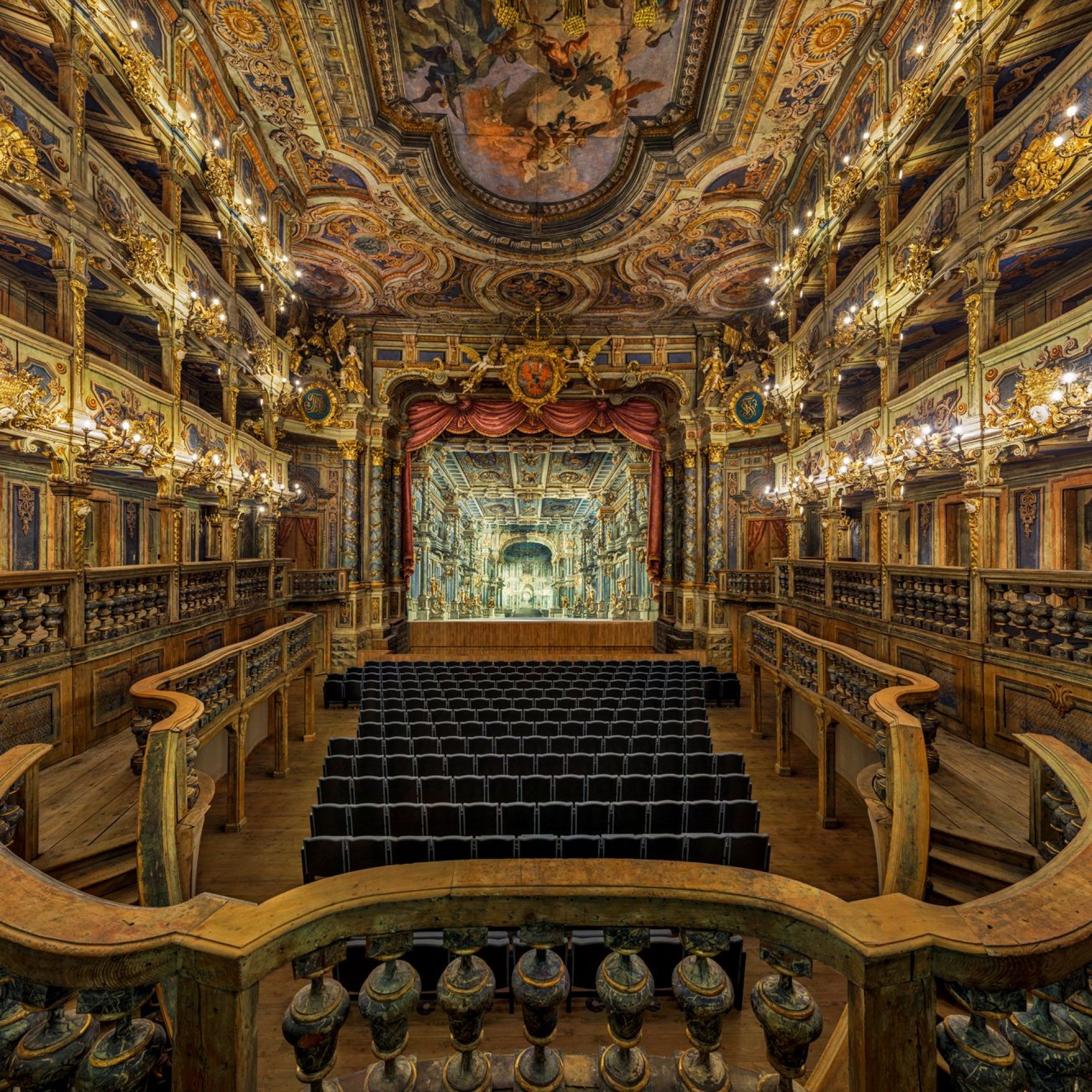 Bayreuth, Markgräfliches Opernhaus, Innenansicht nach der Restaurierung. Gesamtansicht des Zuschauerraums, Blick in Richtung Bühne von der Fürstenloge aus.