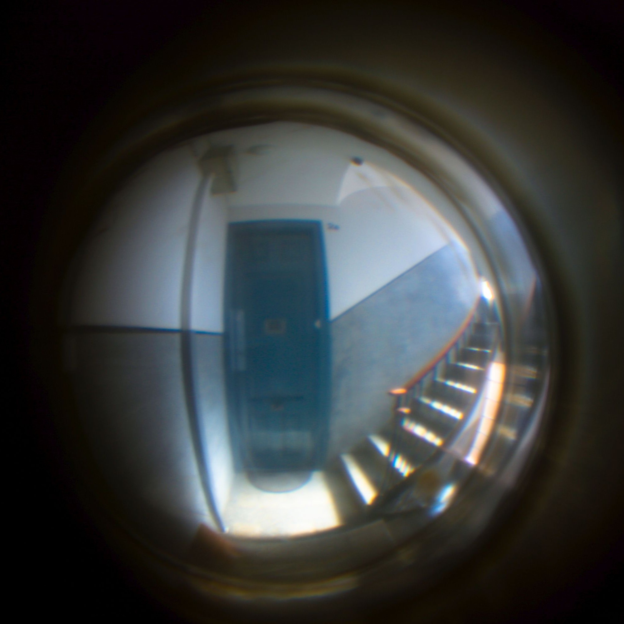 Türspion mit Blick ins Treppenhaus