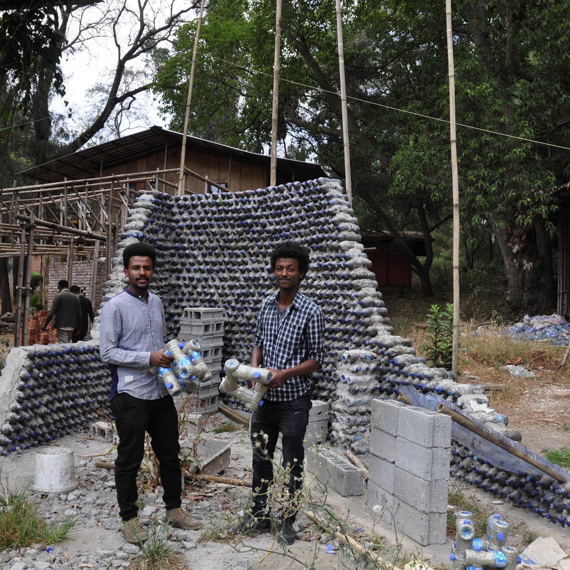 In Addis Abeba testen Studenten im Moment das Bauen mit Plastikflaschen, die mit Sand gefüllt sind.