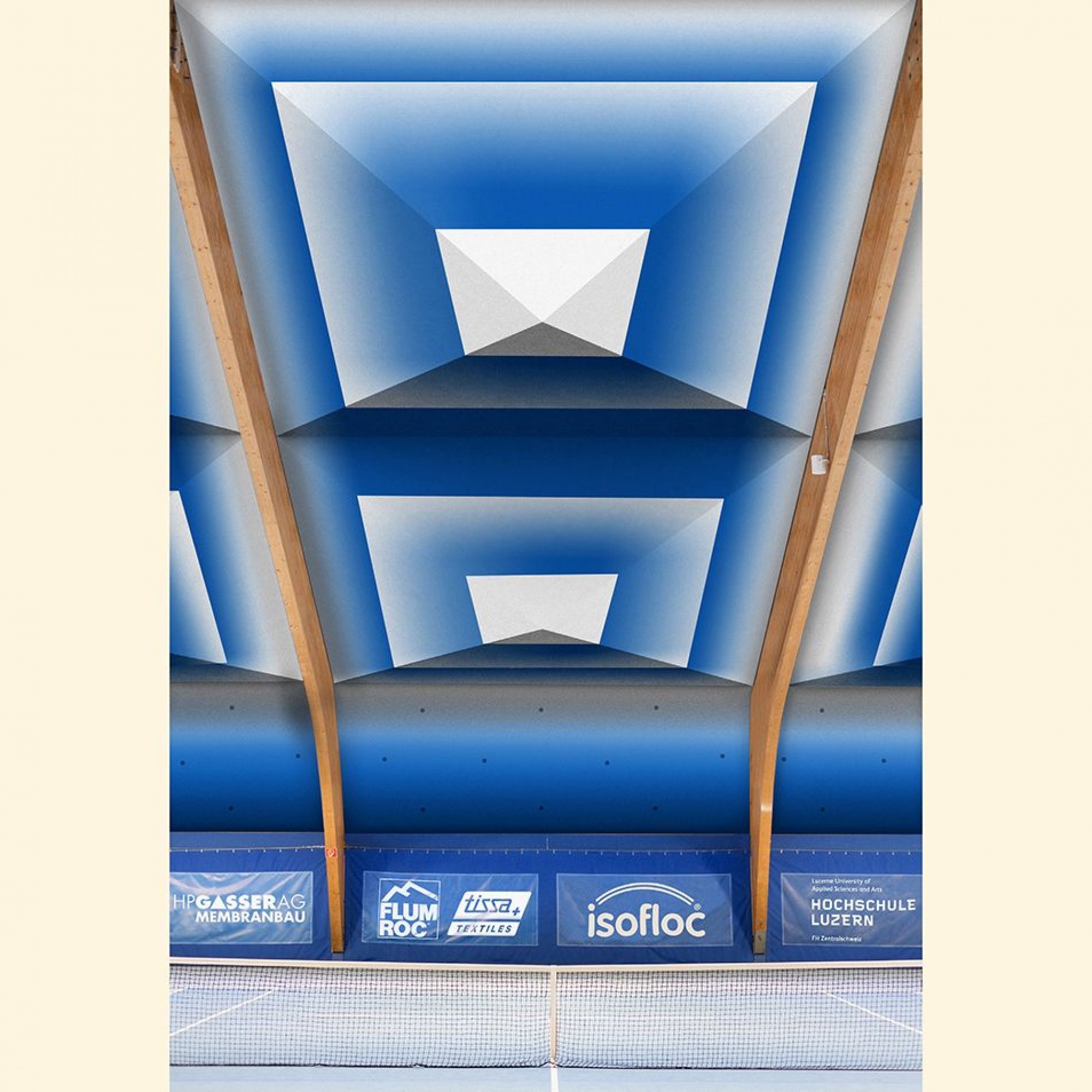 Tennisfans schwingen den Schläger künftig unter einem Textil-Himmel: Visualisierung einer sanierten Tennishalle mit dem Dämmelement «Schirm».