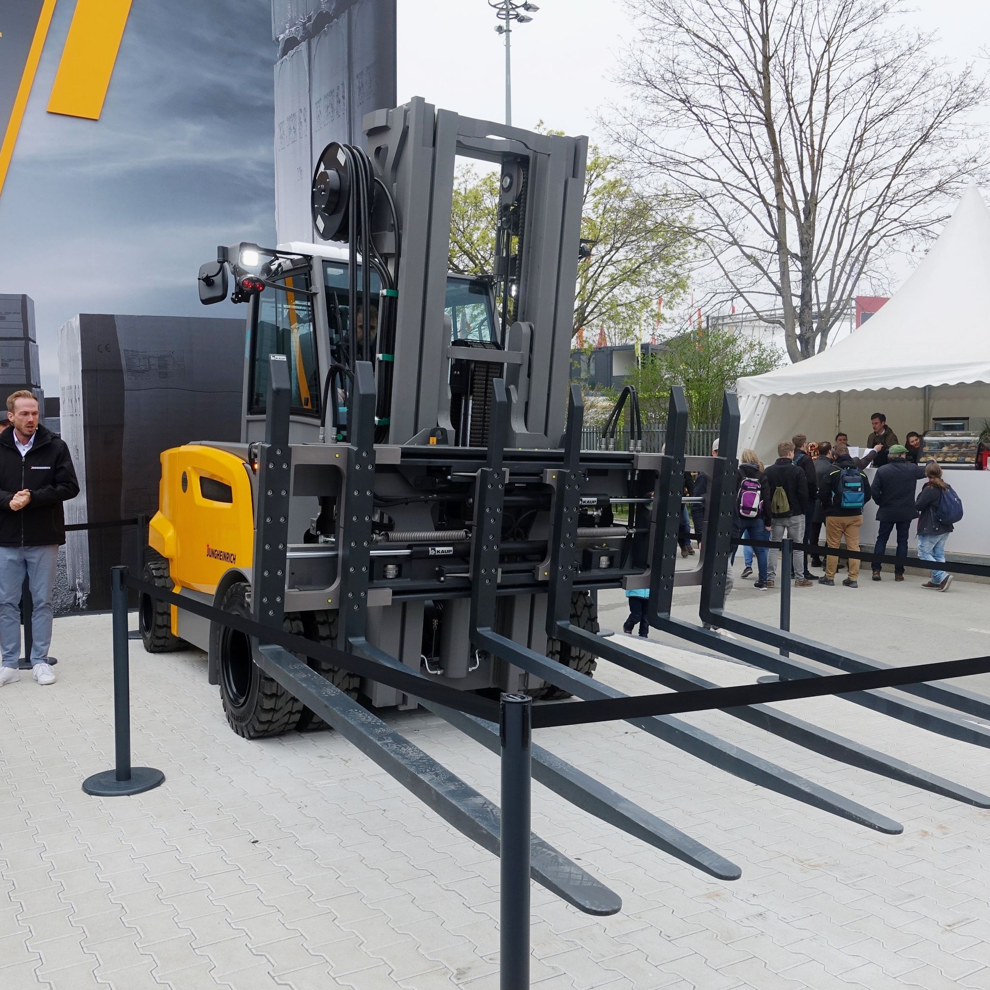 Jungheinrich (l.) und Wacker Neuson präsentierten eine grosse Palette von «Zero Emission»-Lösungen.