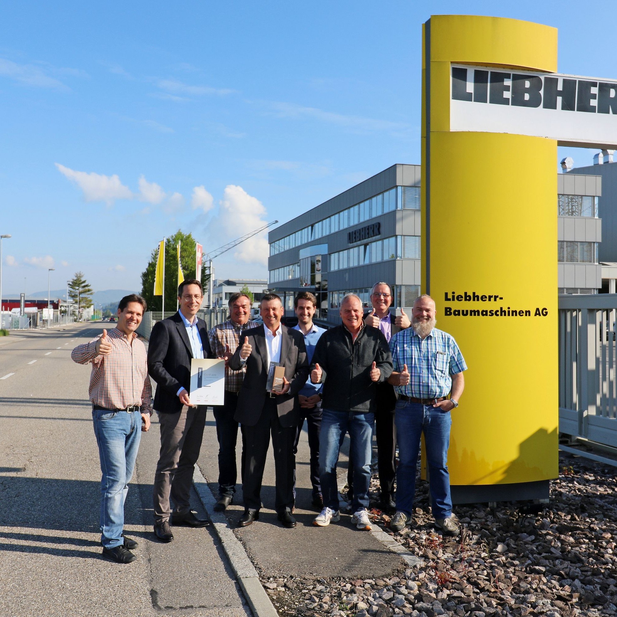 Daumen hoch bei der Liebherr-Baumaschinen AG (v. l. n. r.): Reto Studer (Leiter Marketing), Peter Misteli (Kaufm. Leiter / Geschäftsleitung), René Klaus (Spartenleiter Betontechnik), Marcel Hartl (Geschäftsführer / Direktor), Pascal Rieder (Technischer Ve