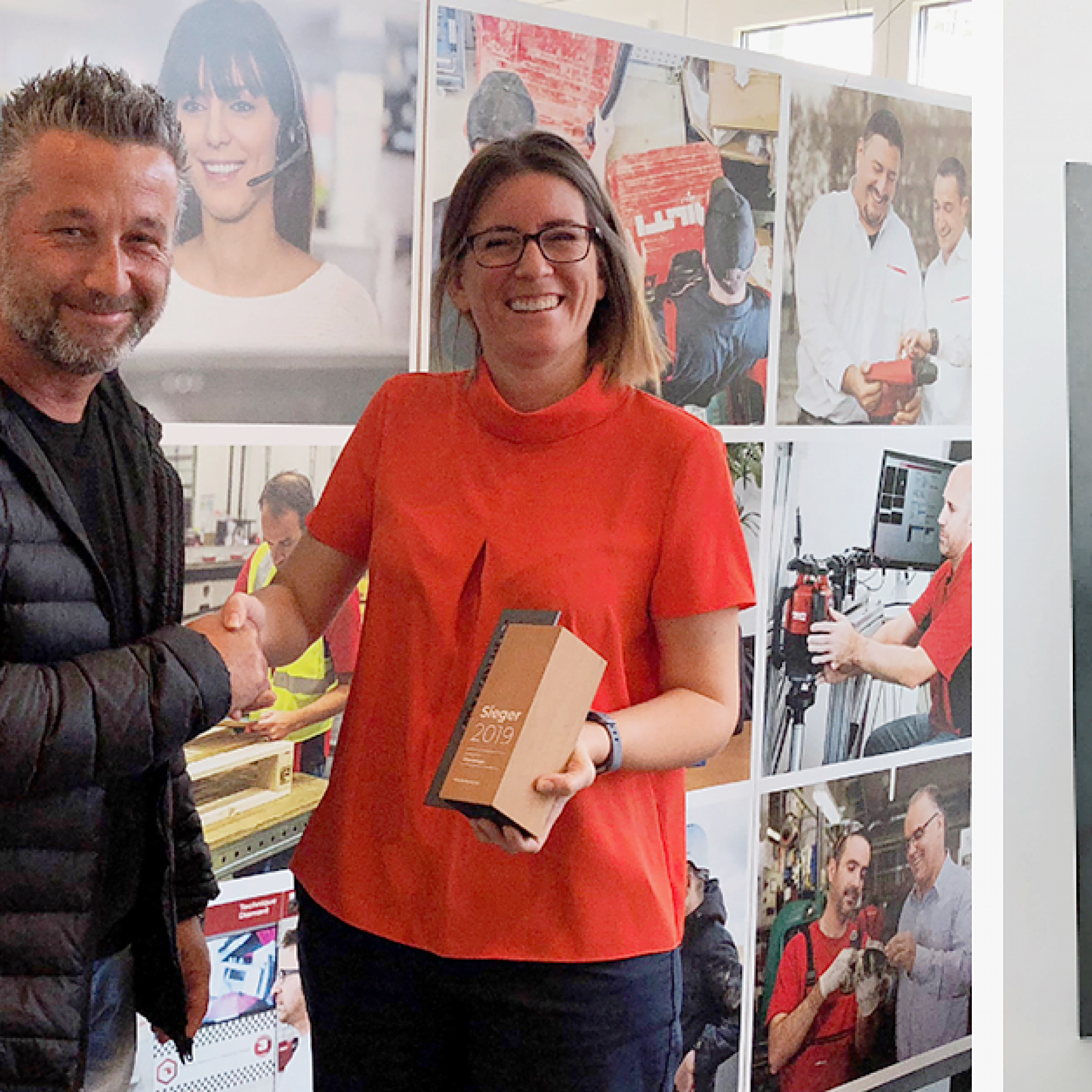 Veronika Schnabel, Head of Marketing (rechts) darf den «Craftsmen’s Favorite»-Award in der Kategorie «Werkzeuge» aus den Händen von Baublatt-Regionalverkaufsleiter Patrick Huser entgegennehmen.