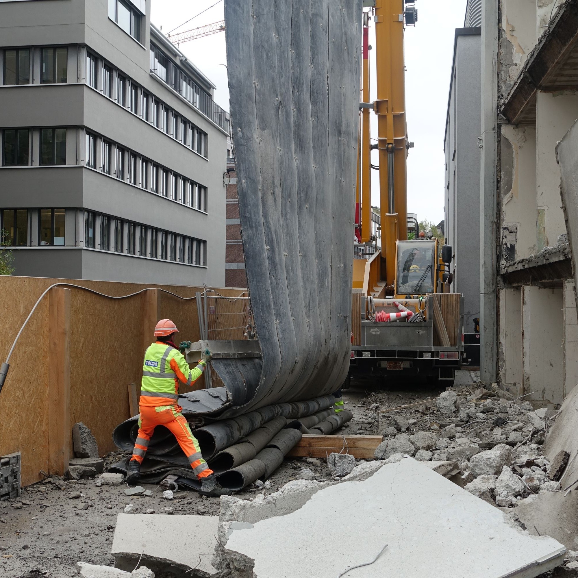 Die Gummimatte zum Schutz vor Staub wird entfernt.