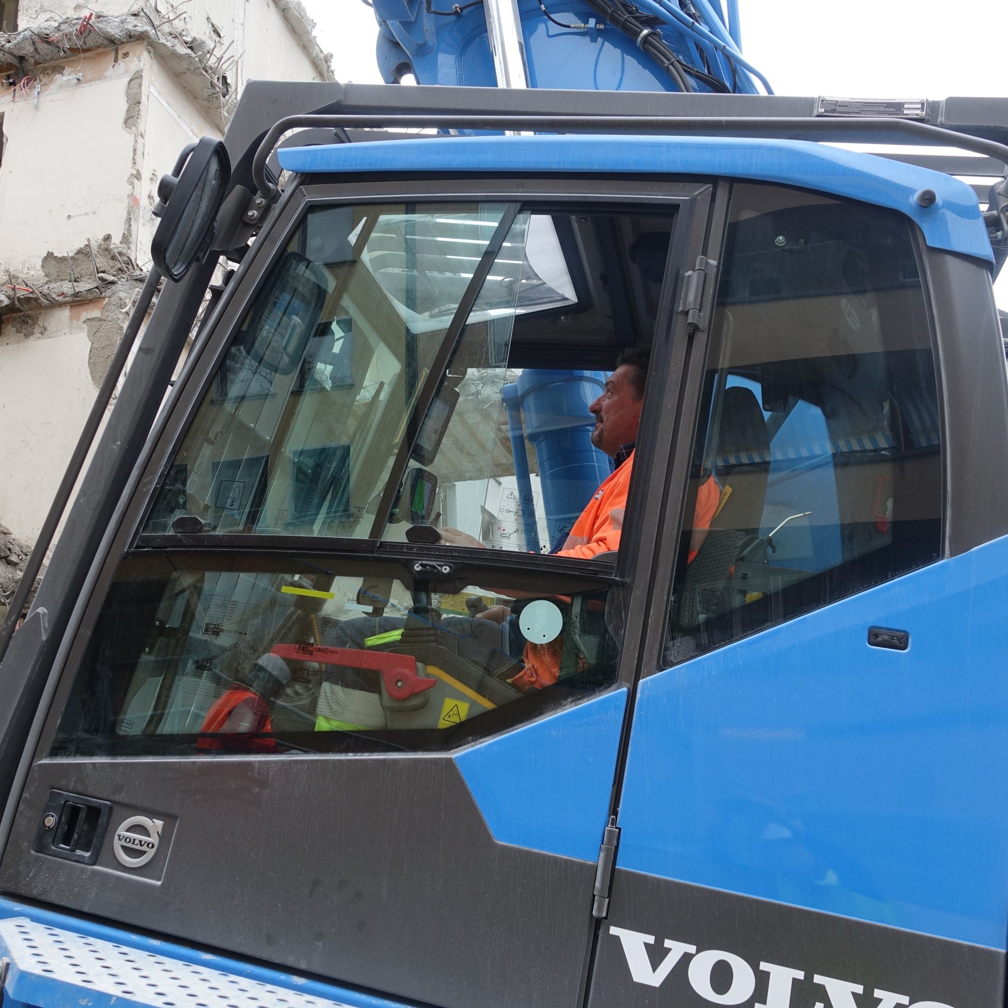 Beda Grob führt mit sicherem Gespür den Volvo EC480EHR .