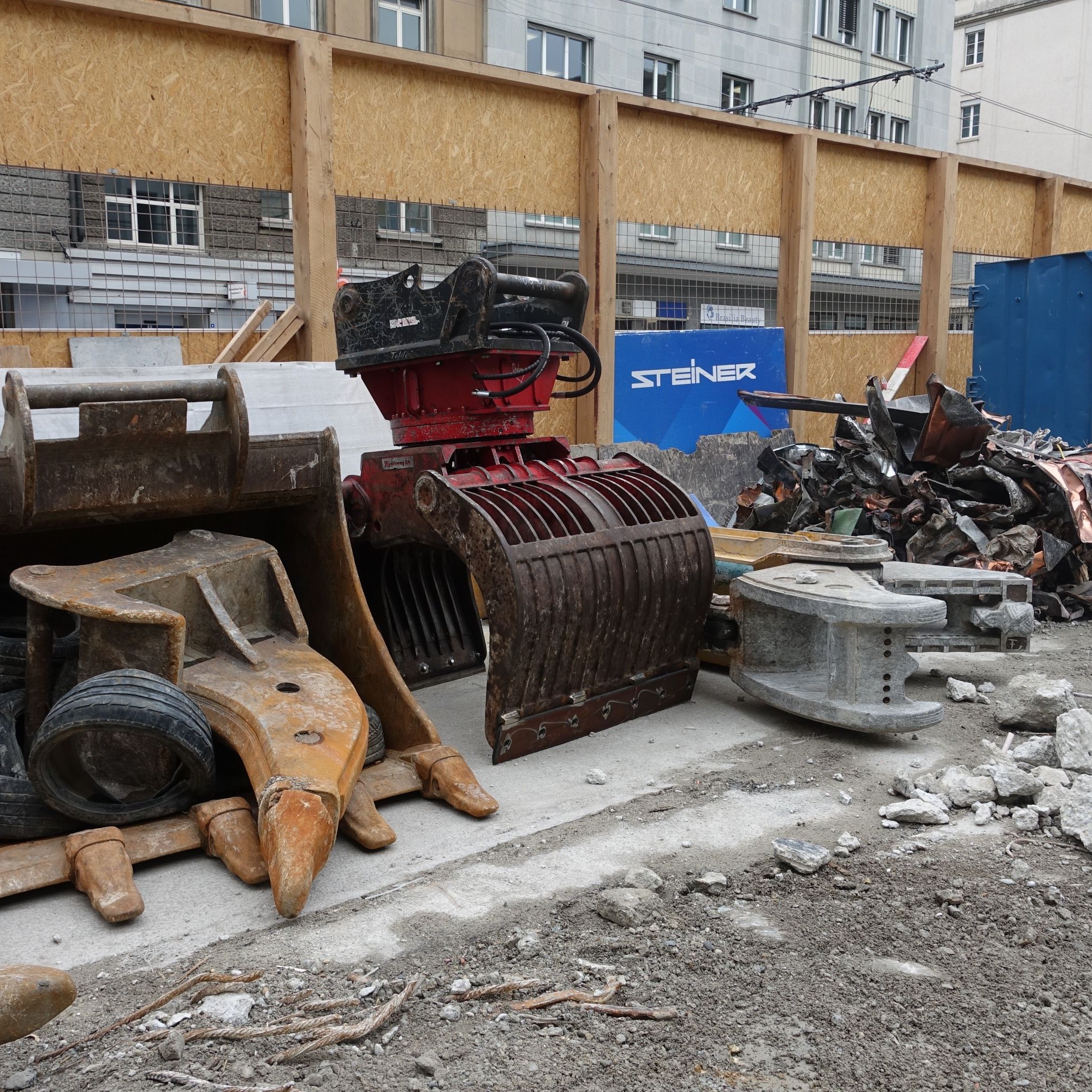 Schwere Anbaugeräte für den Rückbau liegen bereit. Der Betonbeisser allein wiegt 3,5 Tonnen.