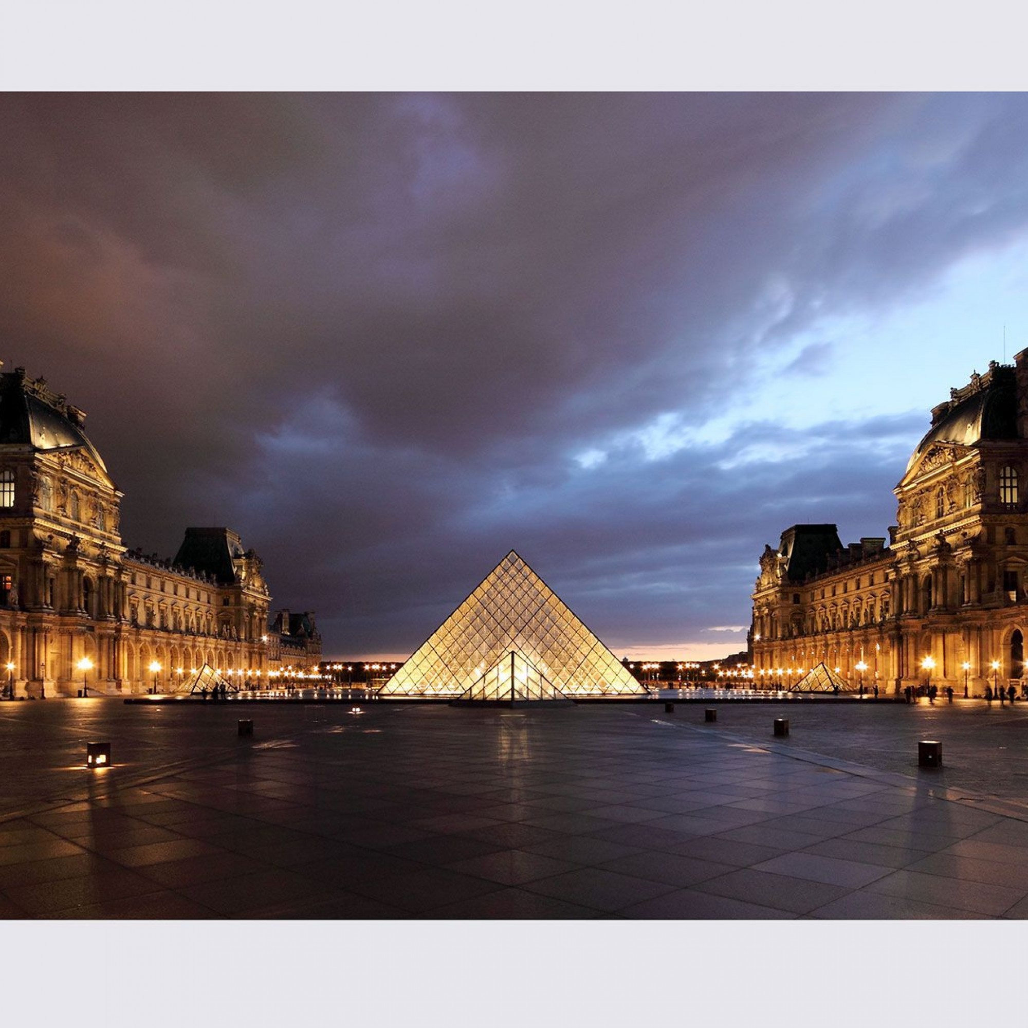 Pyramide beim Louvre.