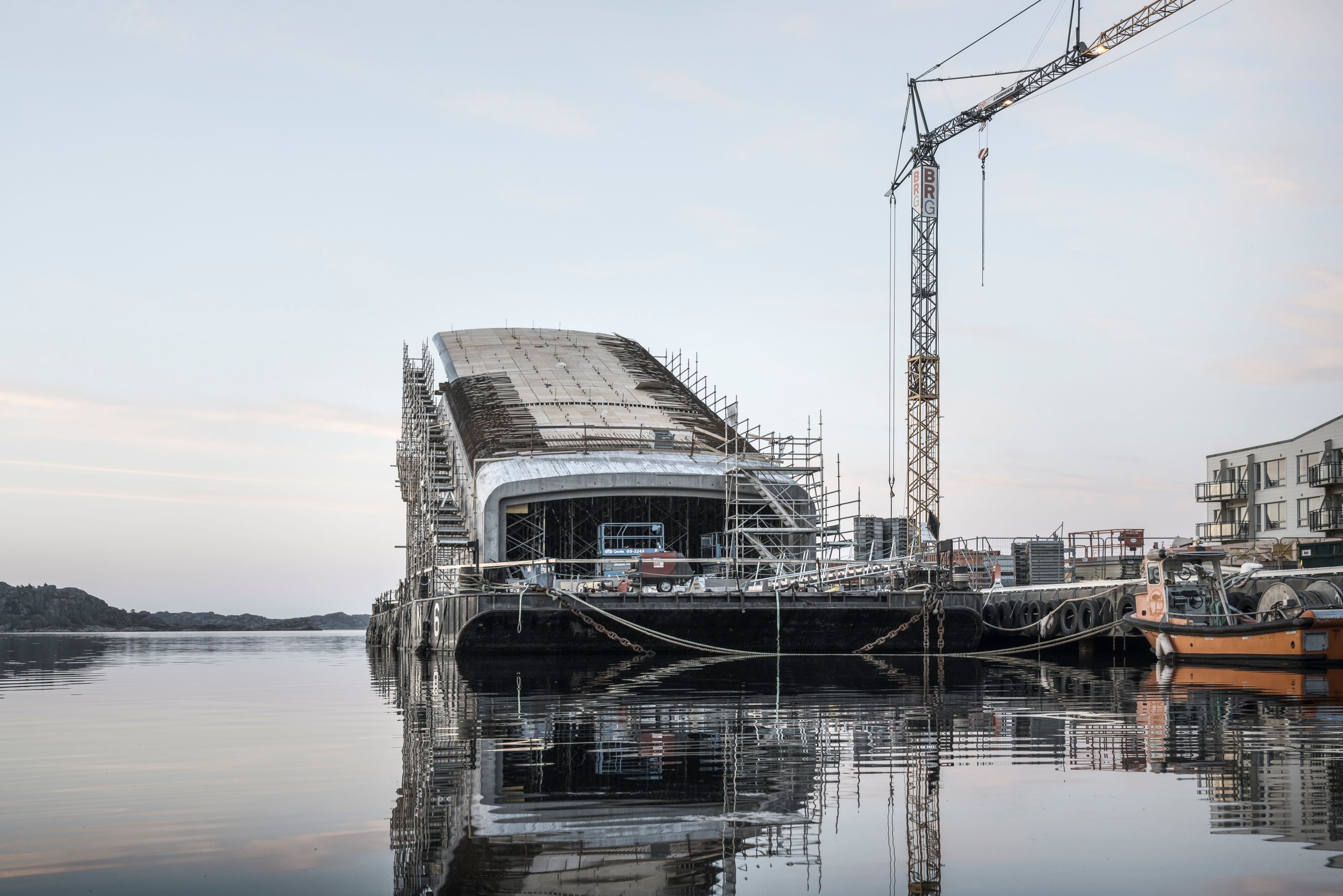 Der Rohbau wurde auf einem Schwimmdock in der Nähe seines heutigen Standorts errichtet.  