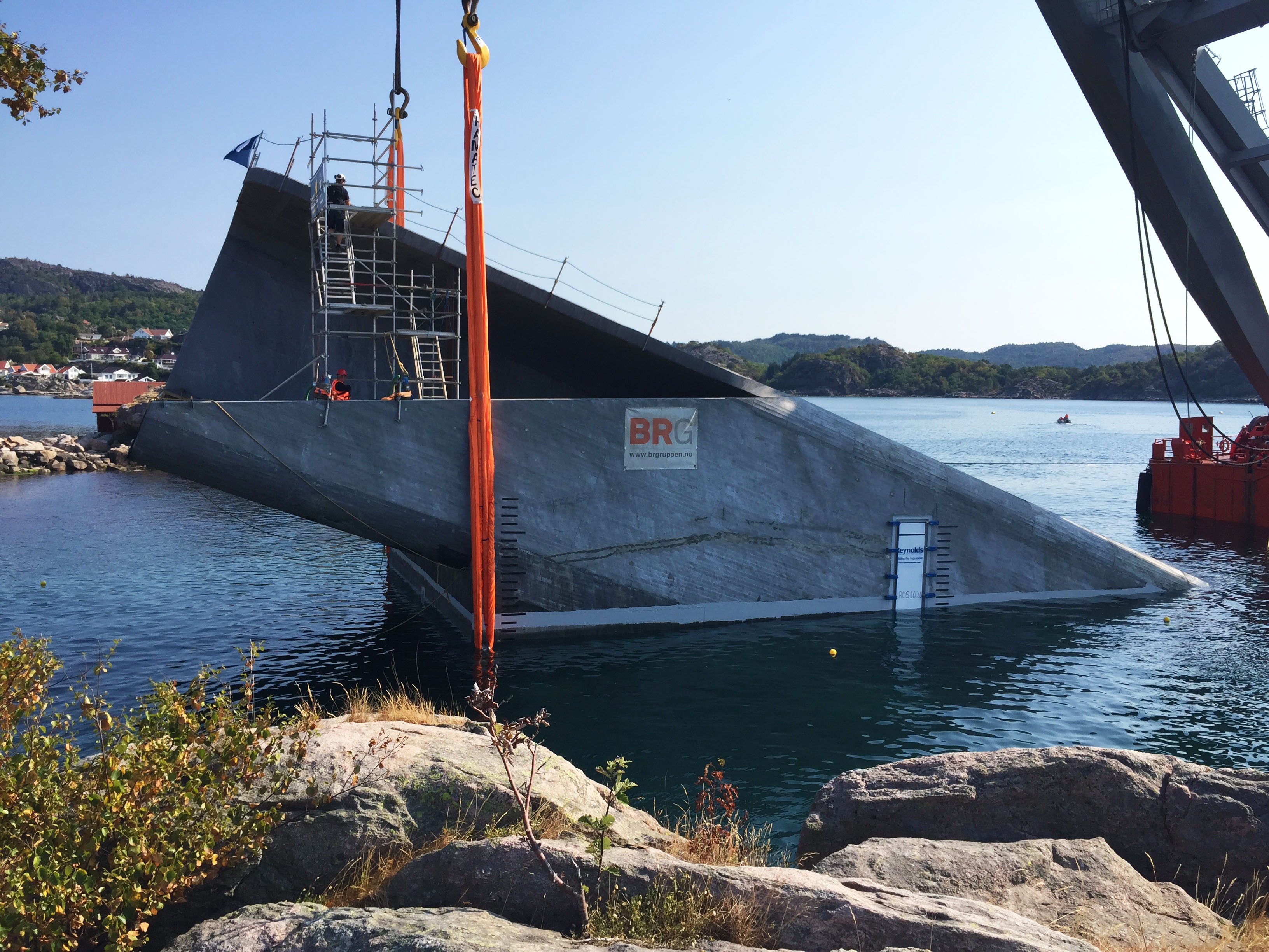 Bei seiner endgültigen Positionierung hängt das «under» am Haken eines Schwimmkrans, damit die obere Öffnung nicht nach vorne kippt und unkontrolliert Wasser aufnimmt.