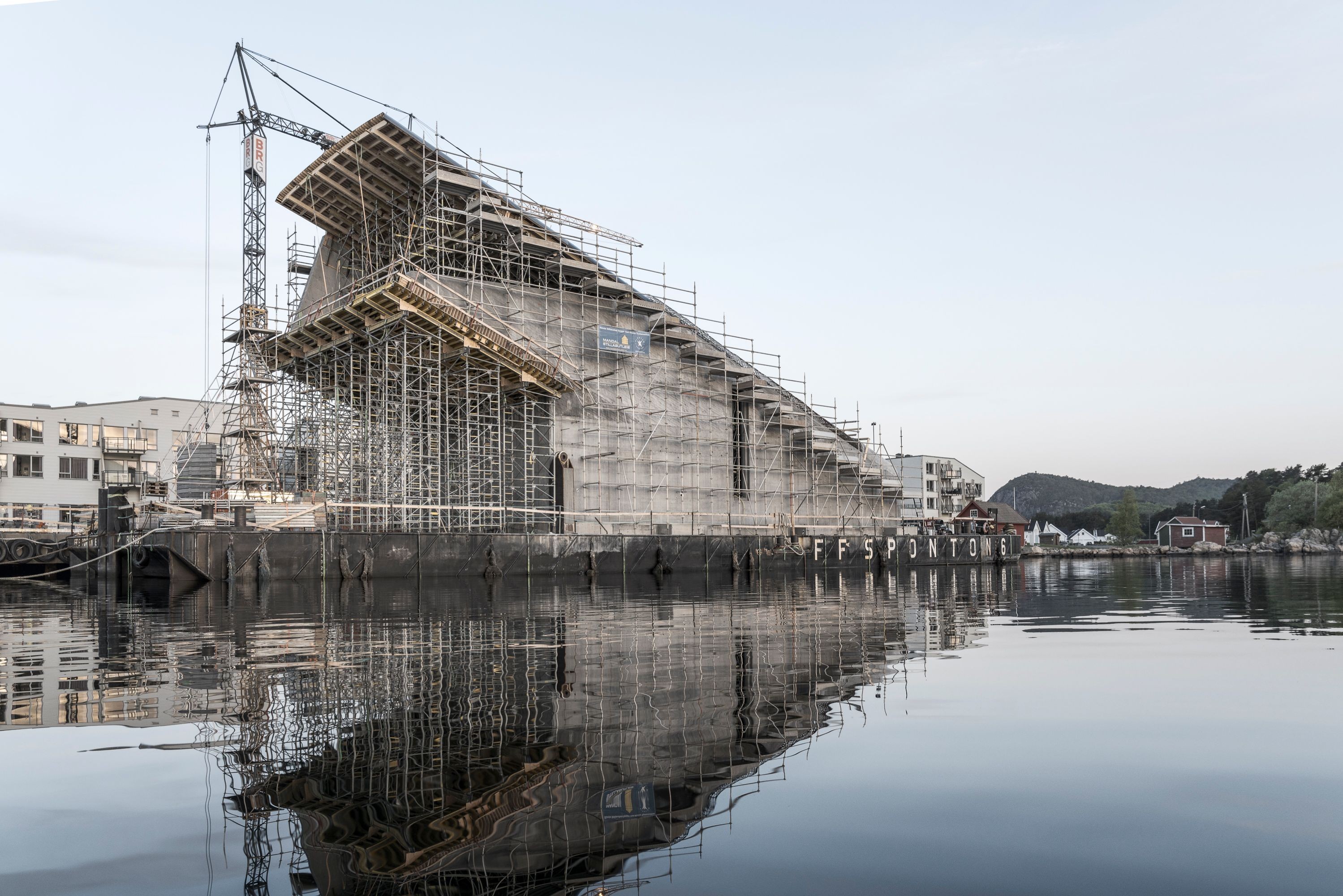 Bewehrungsarbeiten auf dem Gebäuderücken des «under». Im Hintergrund: das Havhotell.