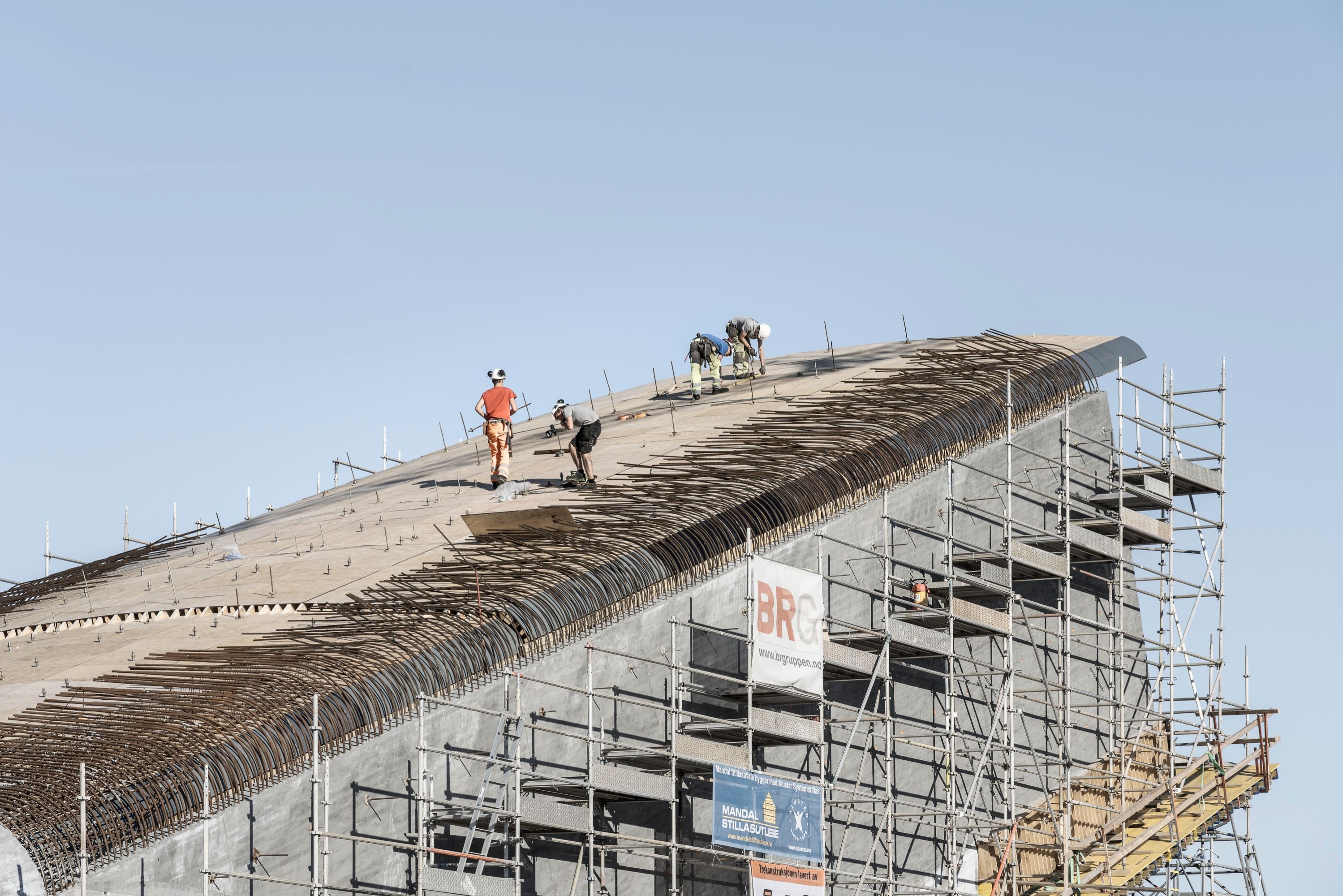 Bewehrungsarbeiten auf dem Gebäuderücken.