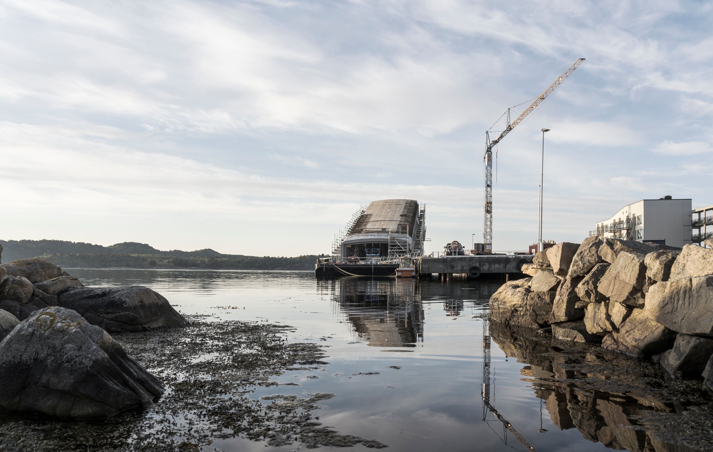 Rechts das Havhotell, links das «under» auf seinem Pontonschiff.