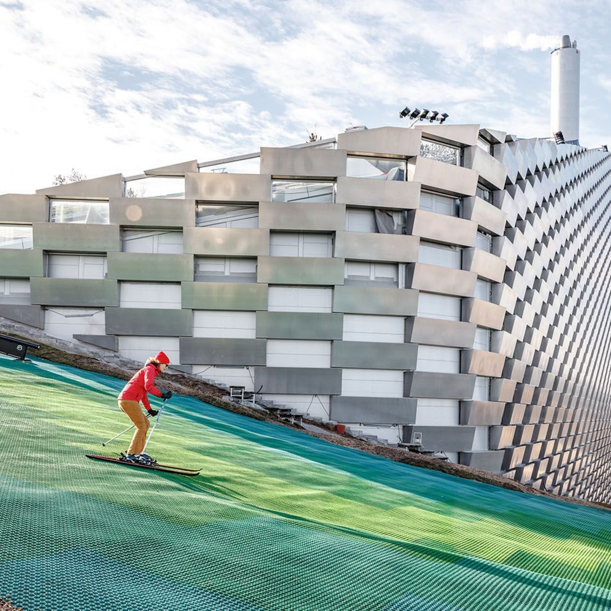 Amager Bakke Müllverbrennungsanlage mit integrierter Skipiste in Kopenhagen.