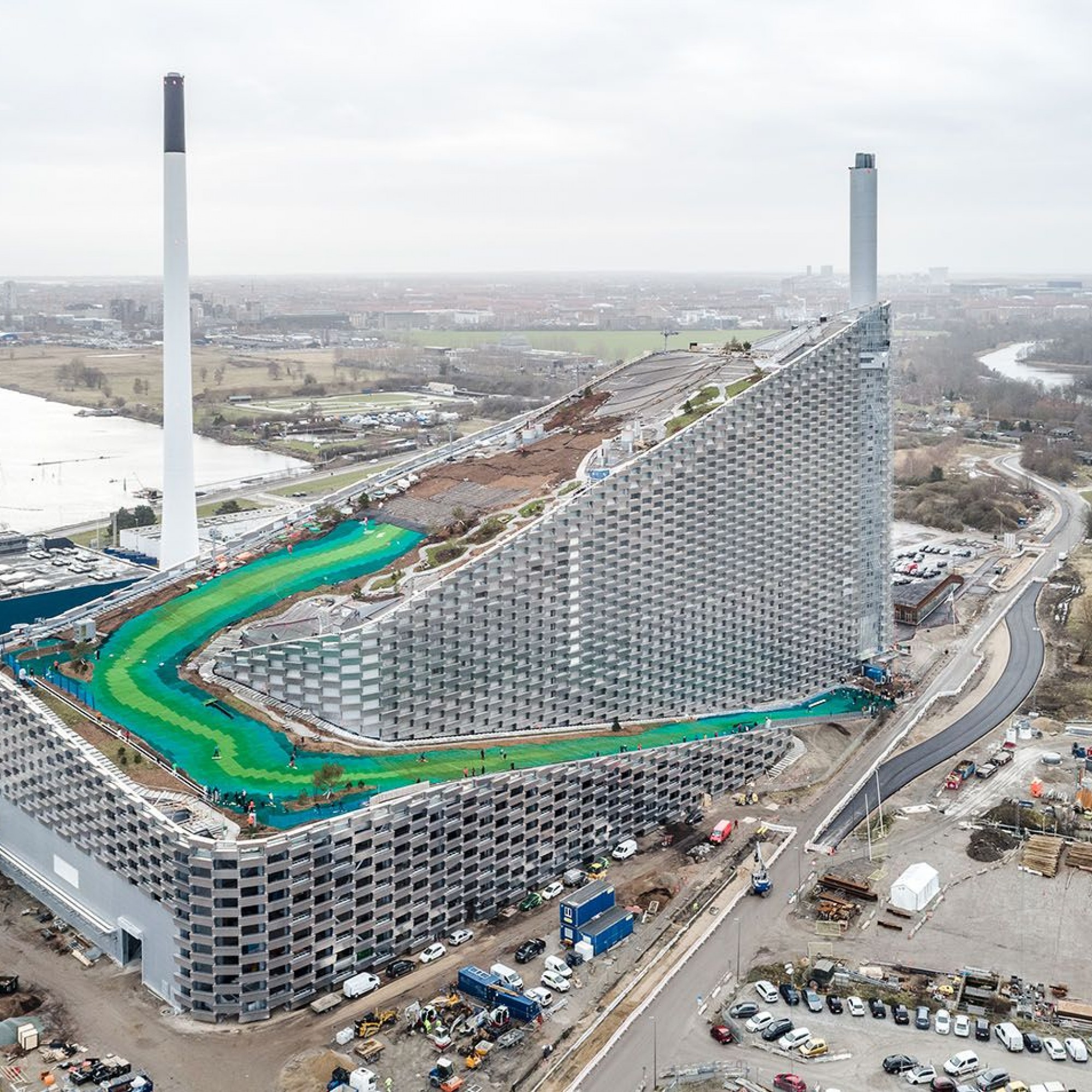 Amager Bakke Müllverbrennungsanlage mit integrierter Skipiste in Kopenhagen.