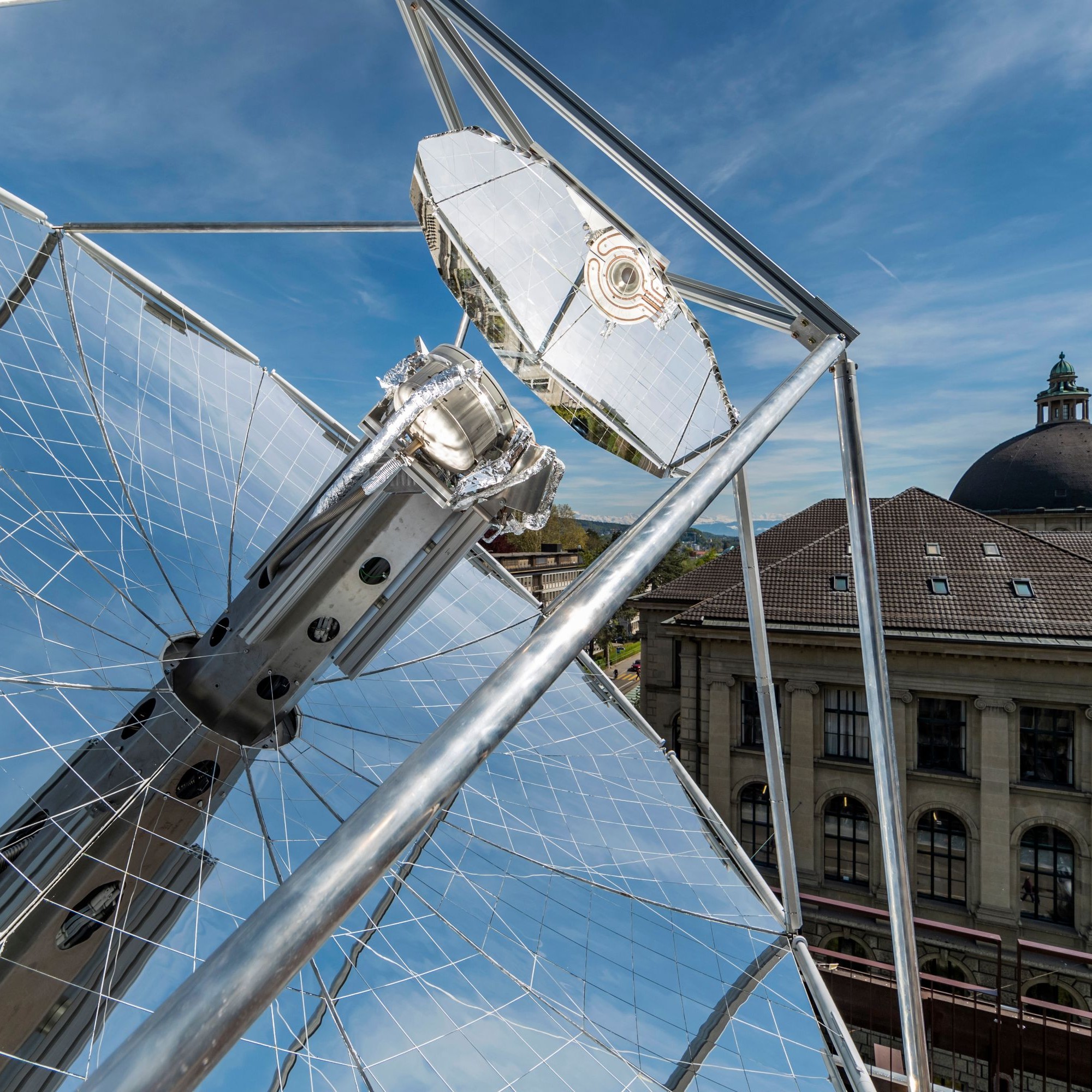 Der Parabolspiegel bündelt das Licht und leitet es in die beiden Reaktoren in der Mitte der Anlage.