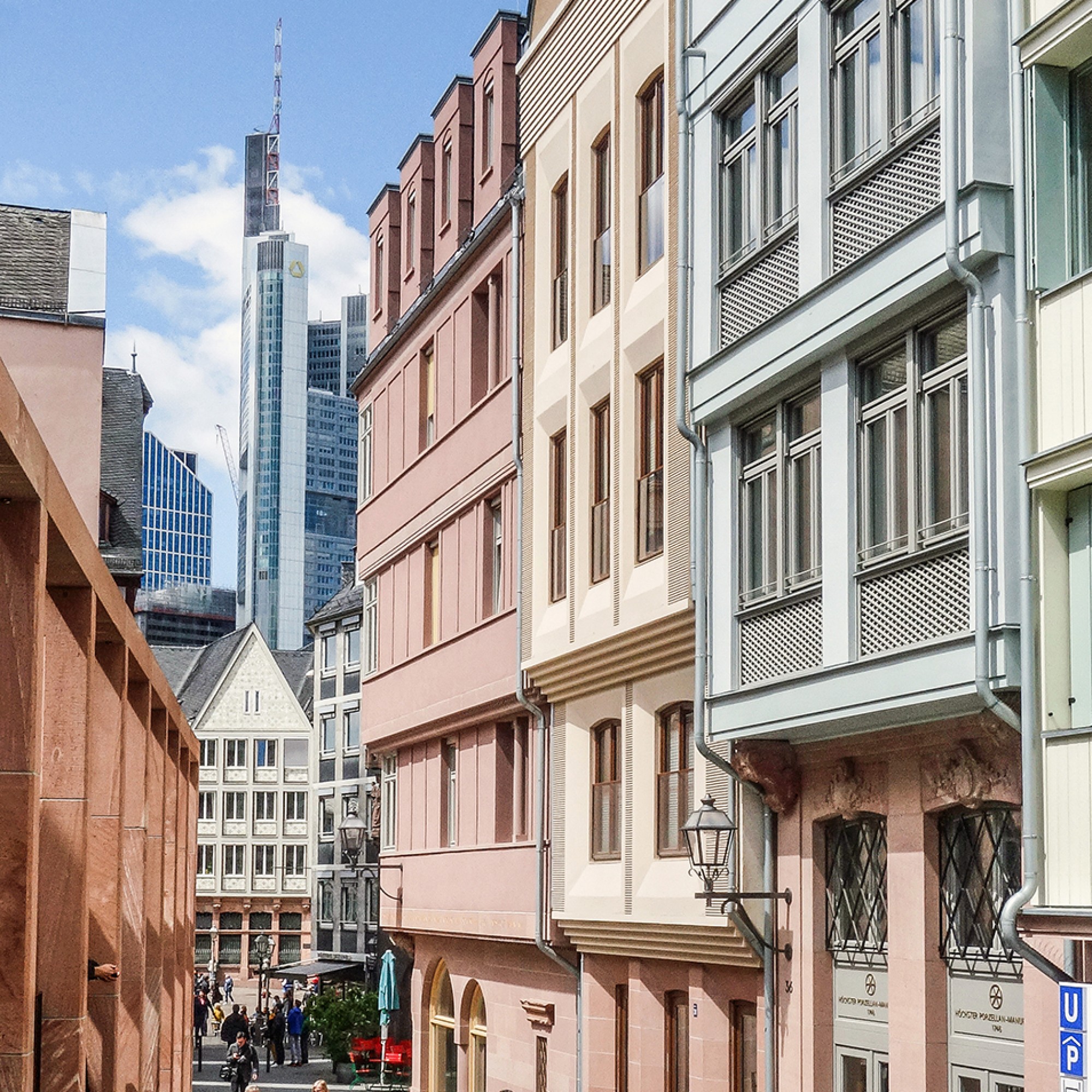 Die «Neue Altstadt» in Frankfurt glänzt fast so wie die Skyline des Bankenviertels im Hintergrund.
