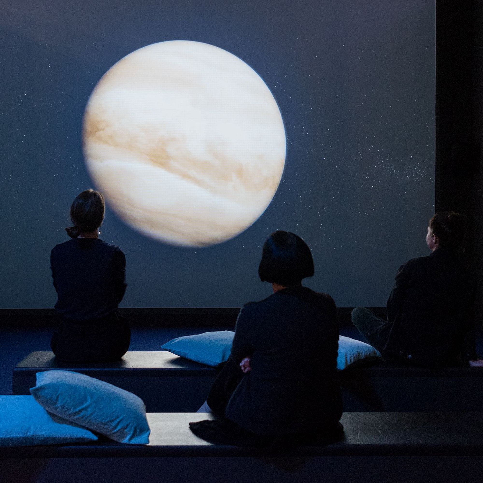 Im Rahmen der Ausstellung lädt ein Film zur Reise durch den Kosmos ein.