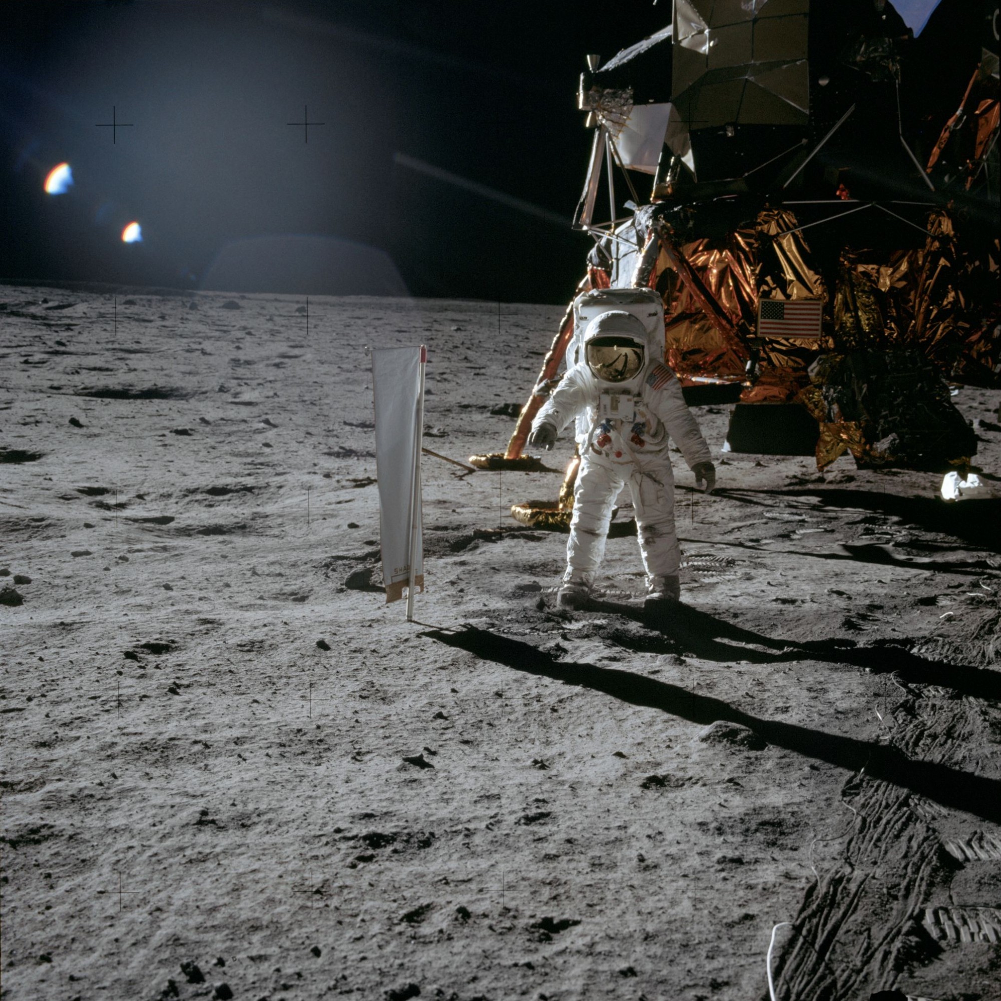 Astronaut Edwin E. Aldrin und das Sonnenwindsegel der Universität Bern auf dem Mond.