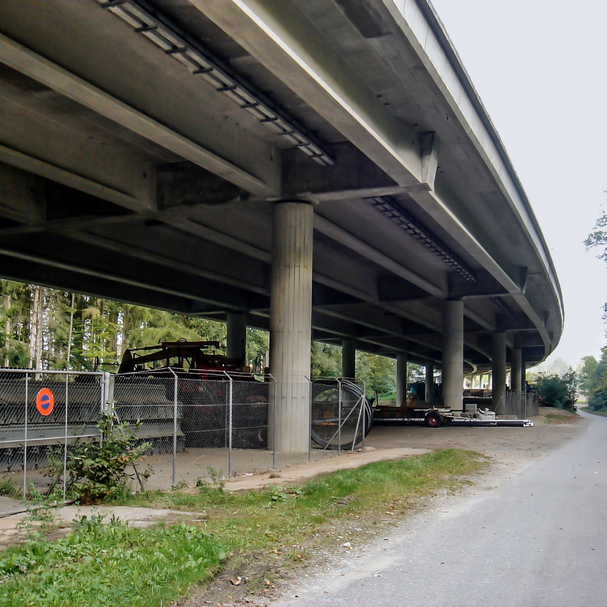 Ein Negativbeispiel am Viaduc de Galmiz: Die Präsenz des Menschen macht die Passage für grössere, störungsempfindliche Wildtiere wie Hirsche fast nicht nutzbar.