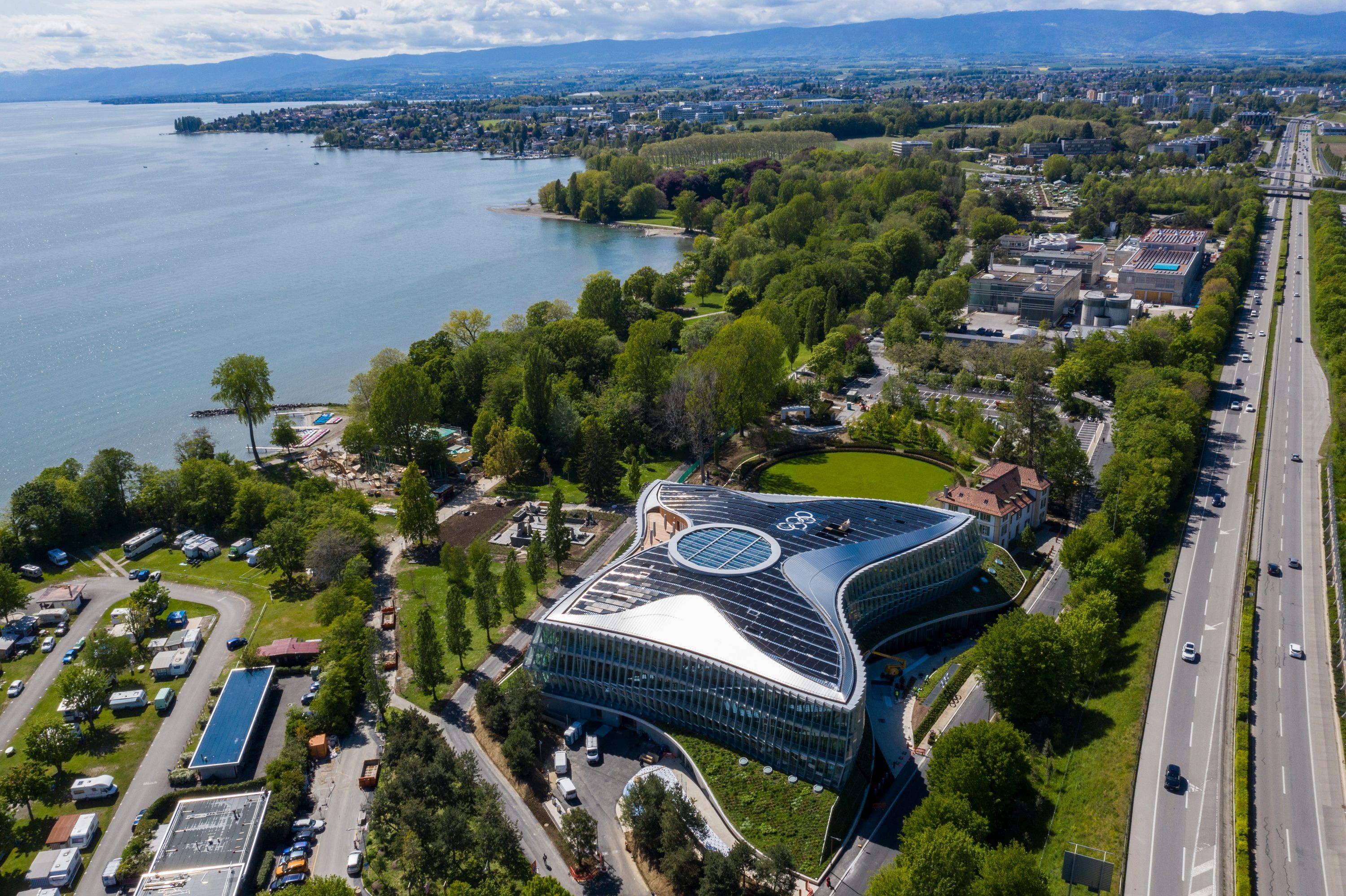 Der neue Hauptsitz des Internationalen Olympischen Komitees (IOC) in Lausanne wird eröffnet. 