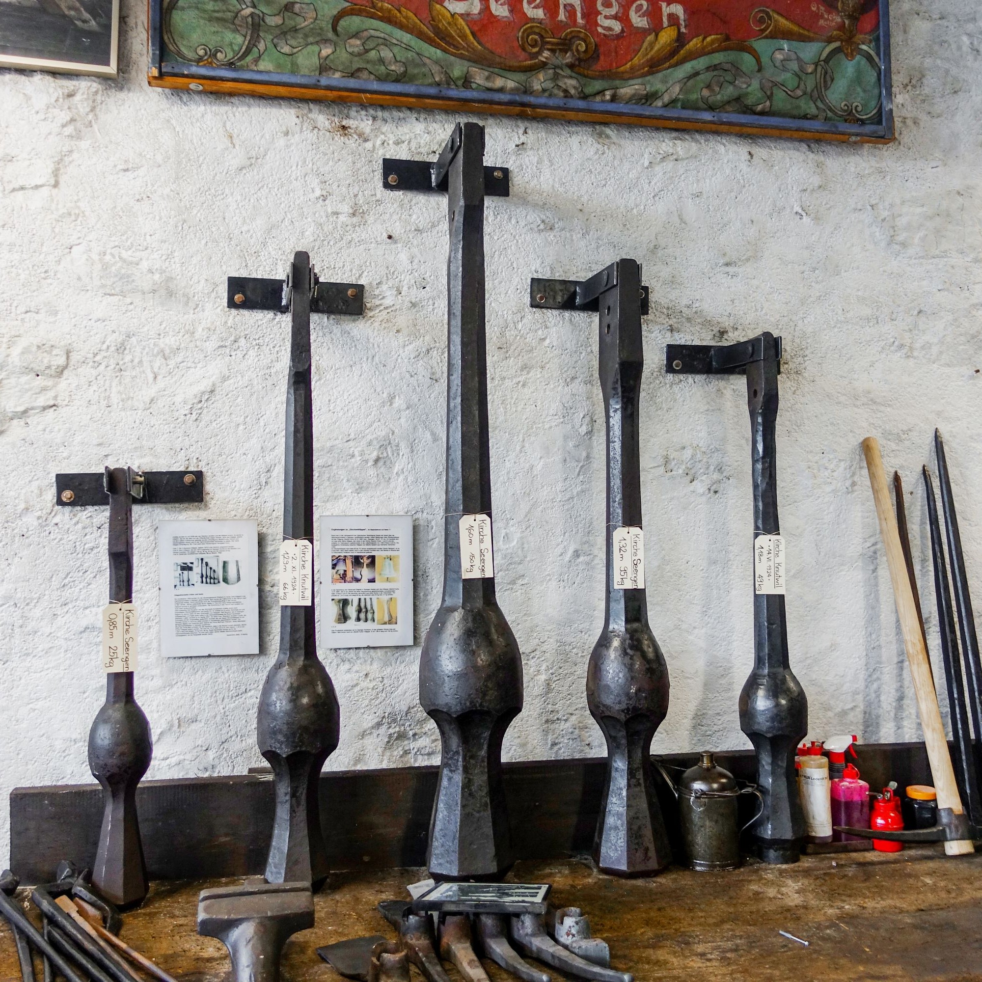 In der Schmiede fertigte Meister Jakob Fuchs im 19. Jahrhundert unter anderem Klöppel für Kirchenglocken wie die der Kirchen von Seengen und Knutwil. 