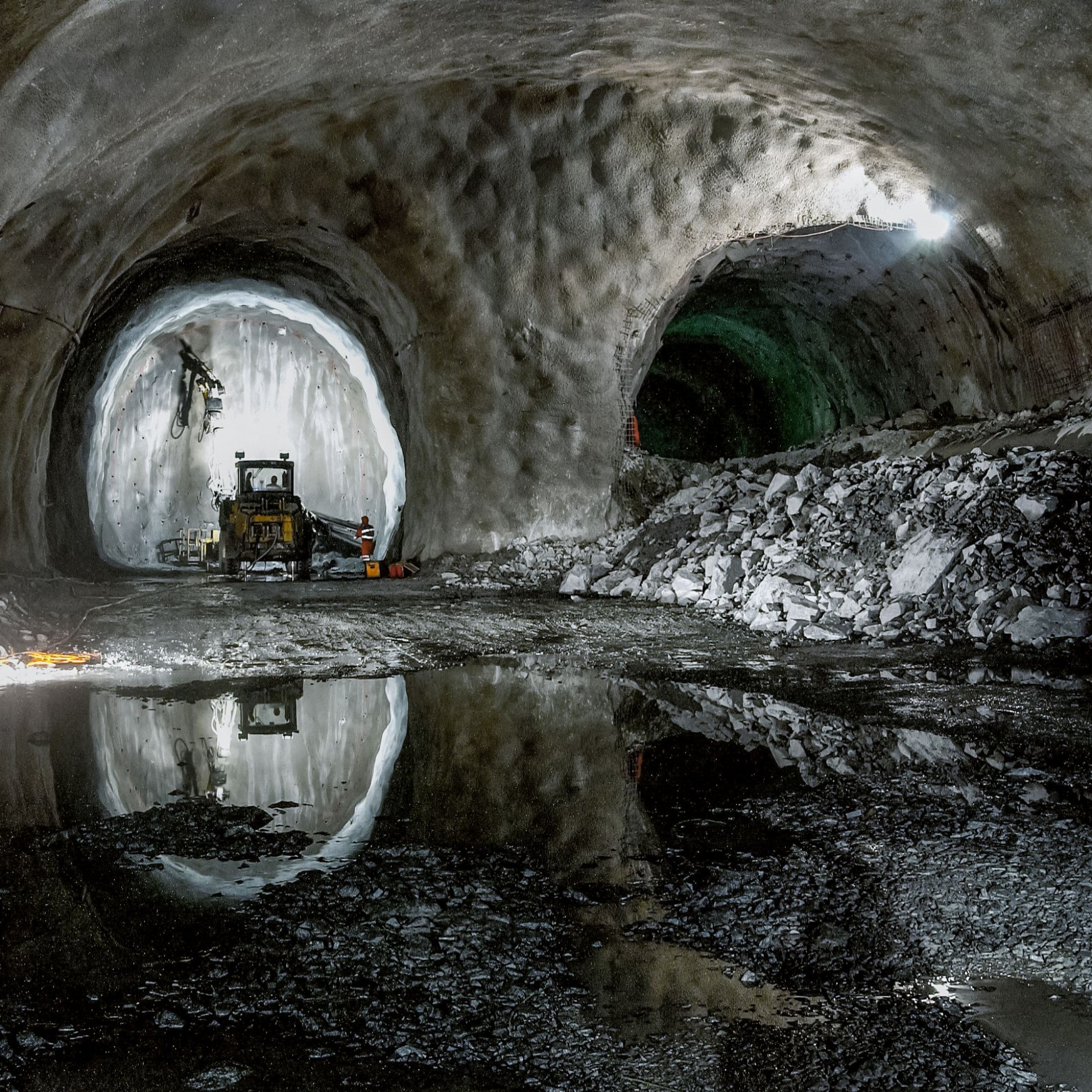 Der Neat-Basistunnel am Lötschberg ist Teil des Ausbauprogramms 2035. Der Ausbau betrifft Geleise, Fahrleitung und Elektronik, nicht den vollständigen Ausbruch der zweiten Röhre. Sechs Kilometer werden weiterhin nur einspurig befahrbar sein. 
