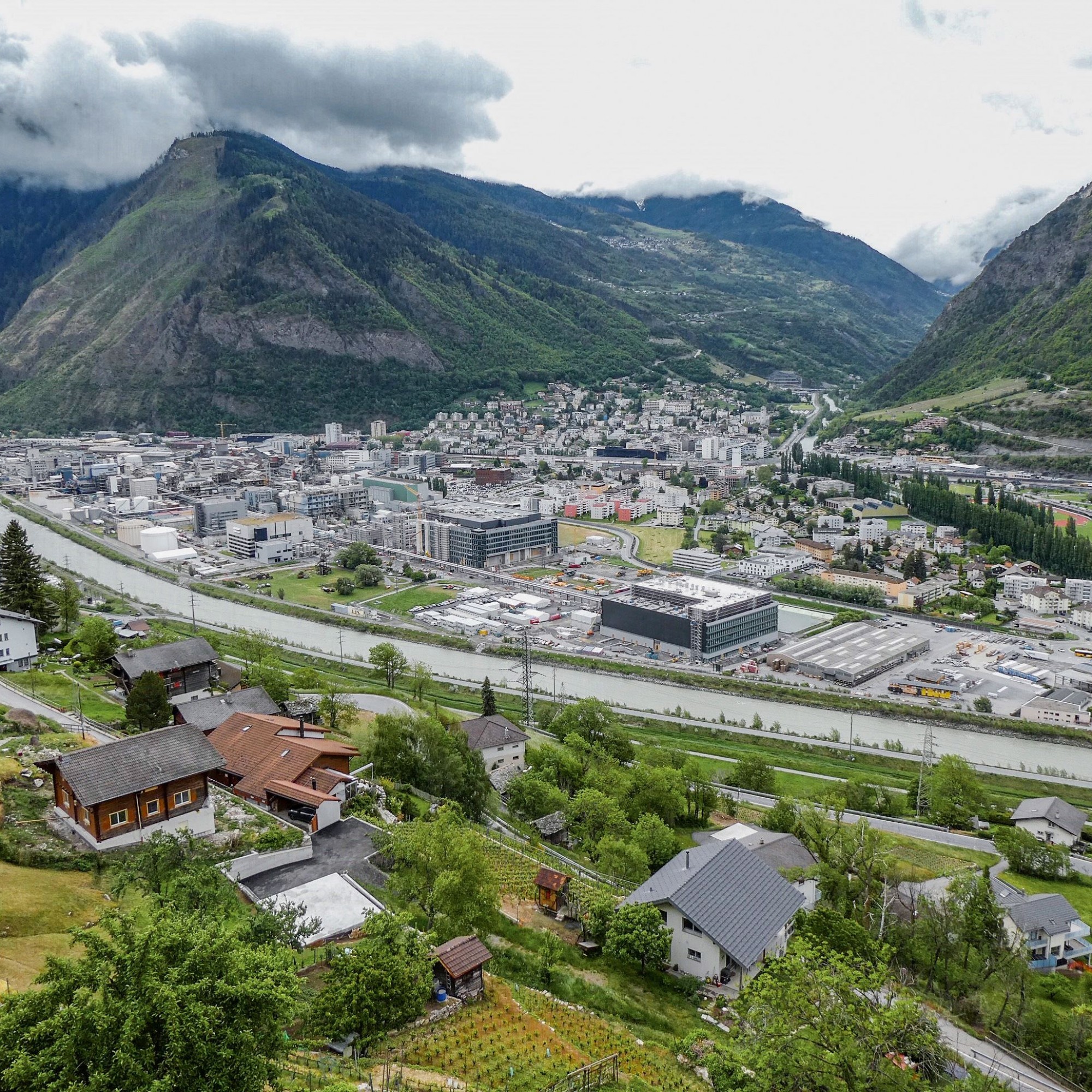 Der «Ibex»-Komplex des Lonzawerks in Visp umfasst im Endausbau fünf Gebäude. Auf dem Areal sind zwei bereits gebaut (Bild: im Vordergrund). Für die Umsetzung der Strategie werden viele Fachkräfte benötigt.