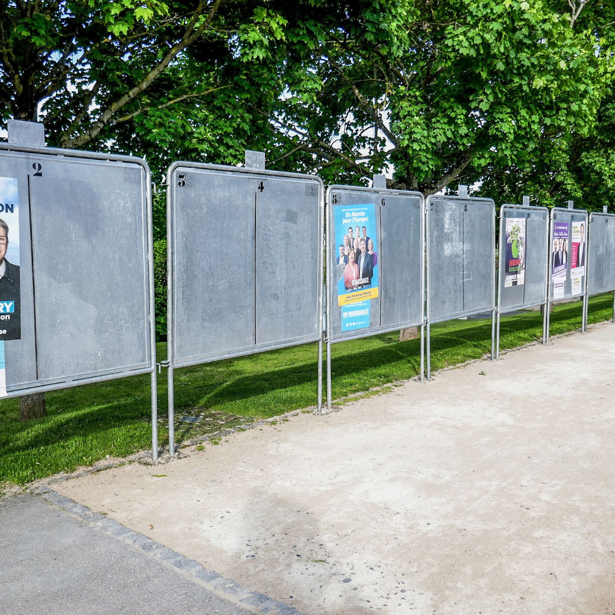 Gesetz ist Gesetz – knapp 30 Laufmeter Bürokratie in einem französischen Dorf.