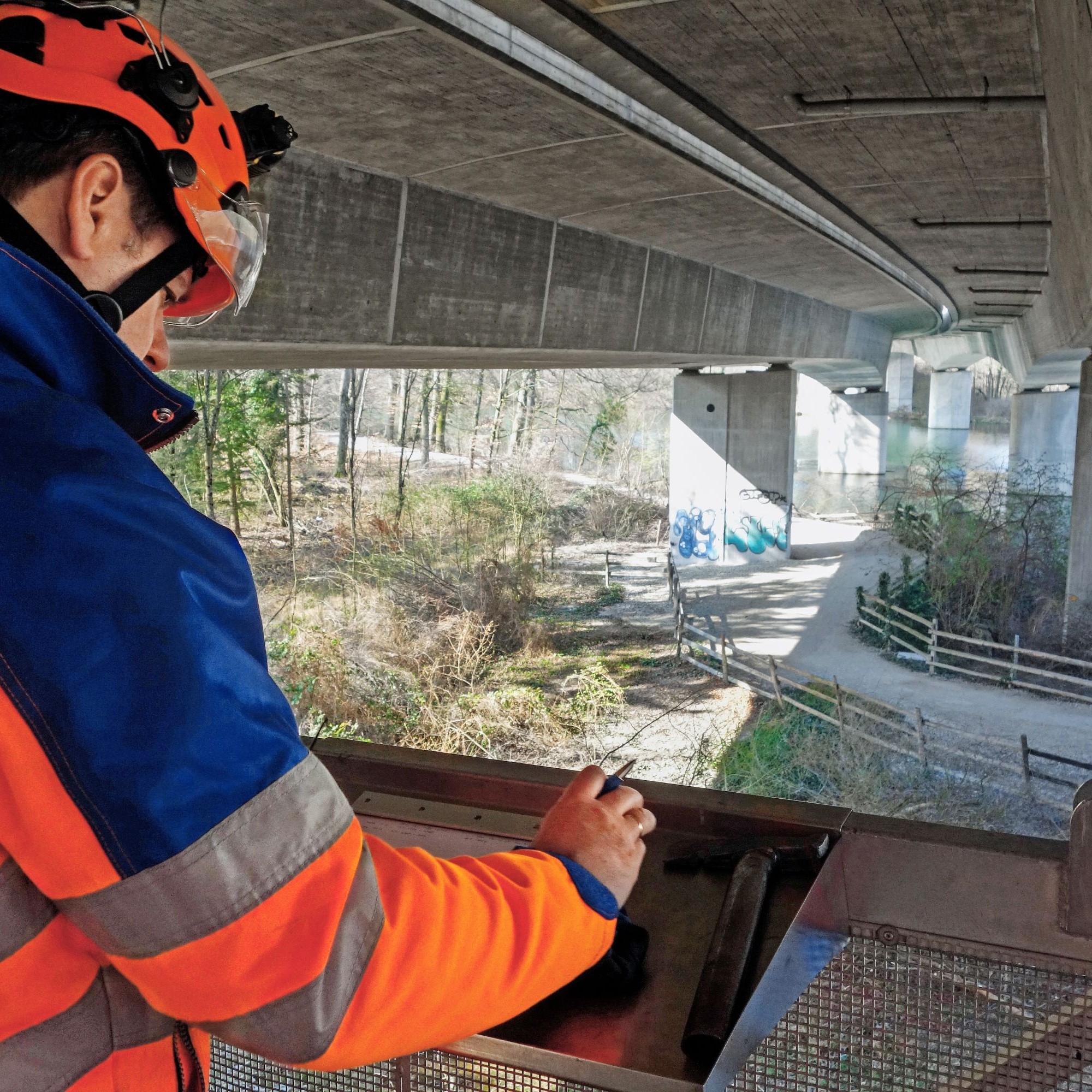 Eindrücklich: Dank des Brücken- untersichtsgeräts eröffnen  sich ganz neue Blickwinkel auf die Aarebrücke bei Bad Schinznach.