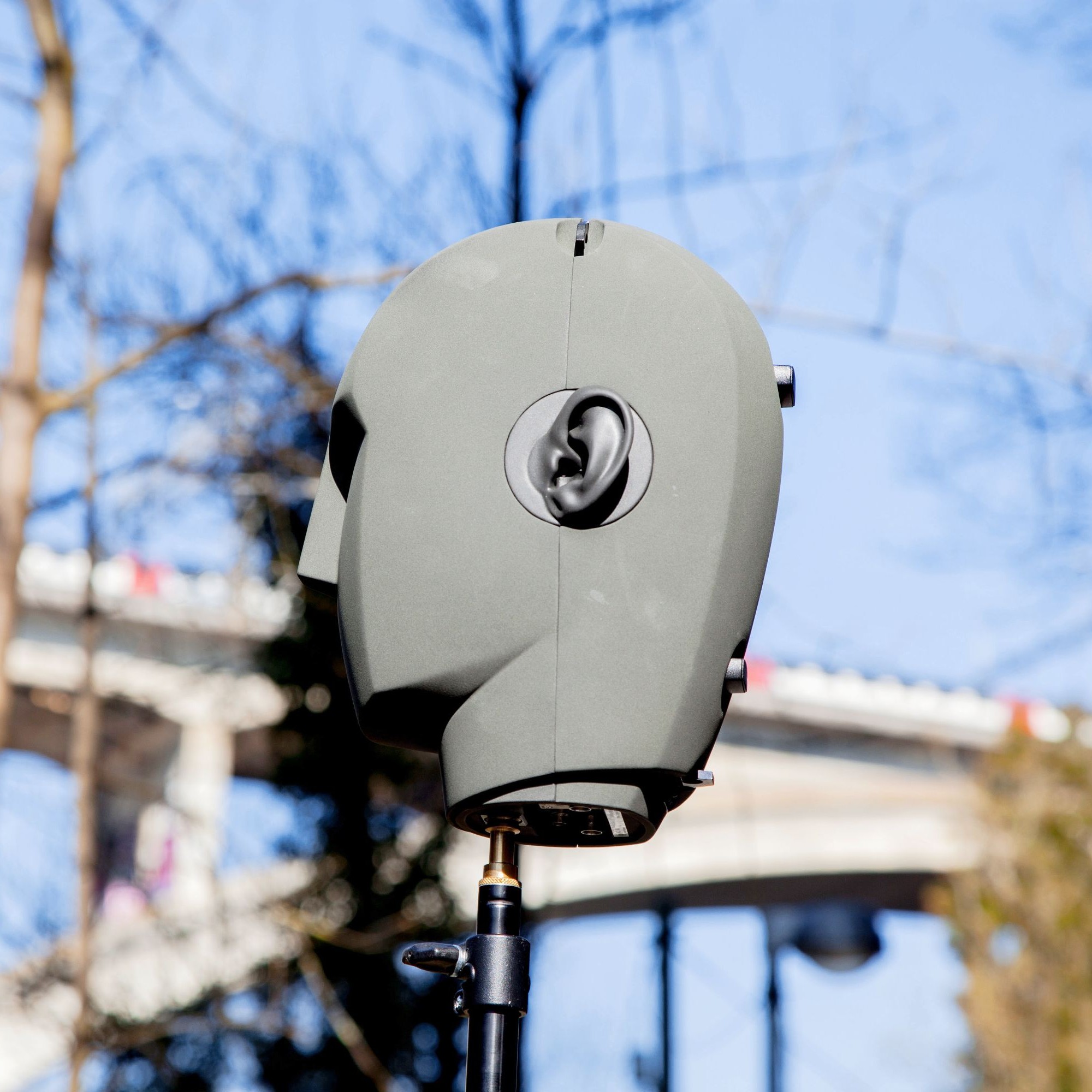 Audio-Aufnahmen mit dem Kunstkopf-Mikrofon unter der Lorrainebrücke in Bern.