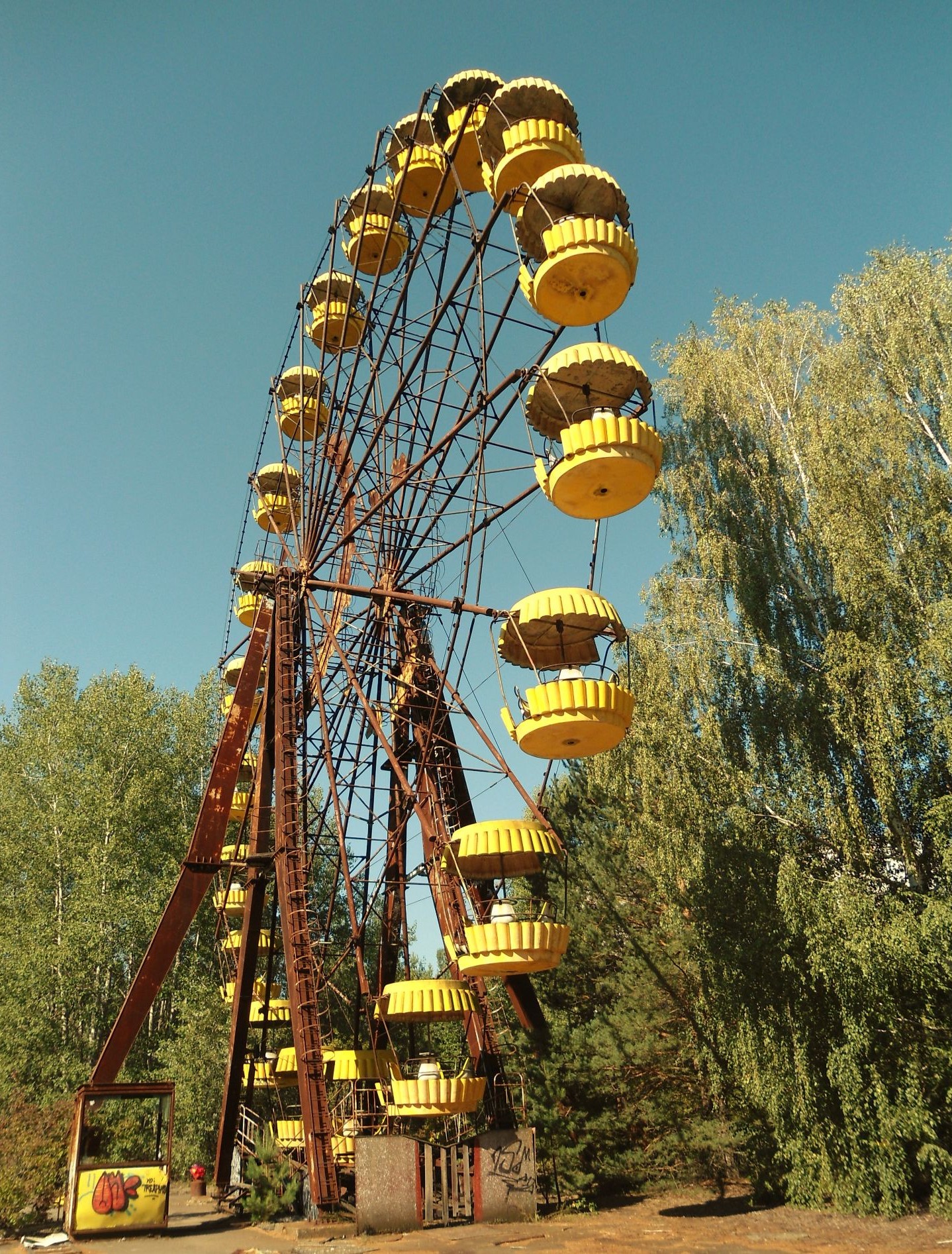 ...das gelbe unbenutzte Riesenrad.