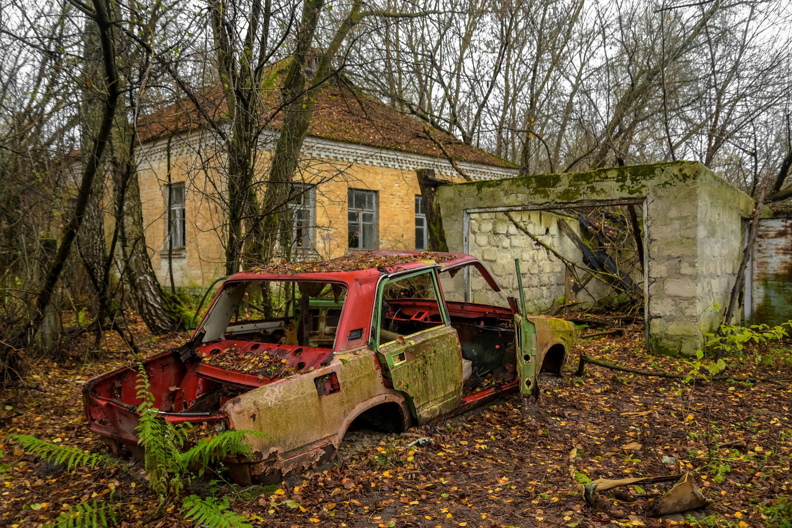 Es gibt nicht nur verlassene Häuser im Ort. Auch zahlreiche Autos wurden zurückgelassen.