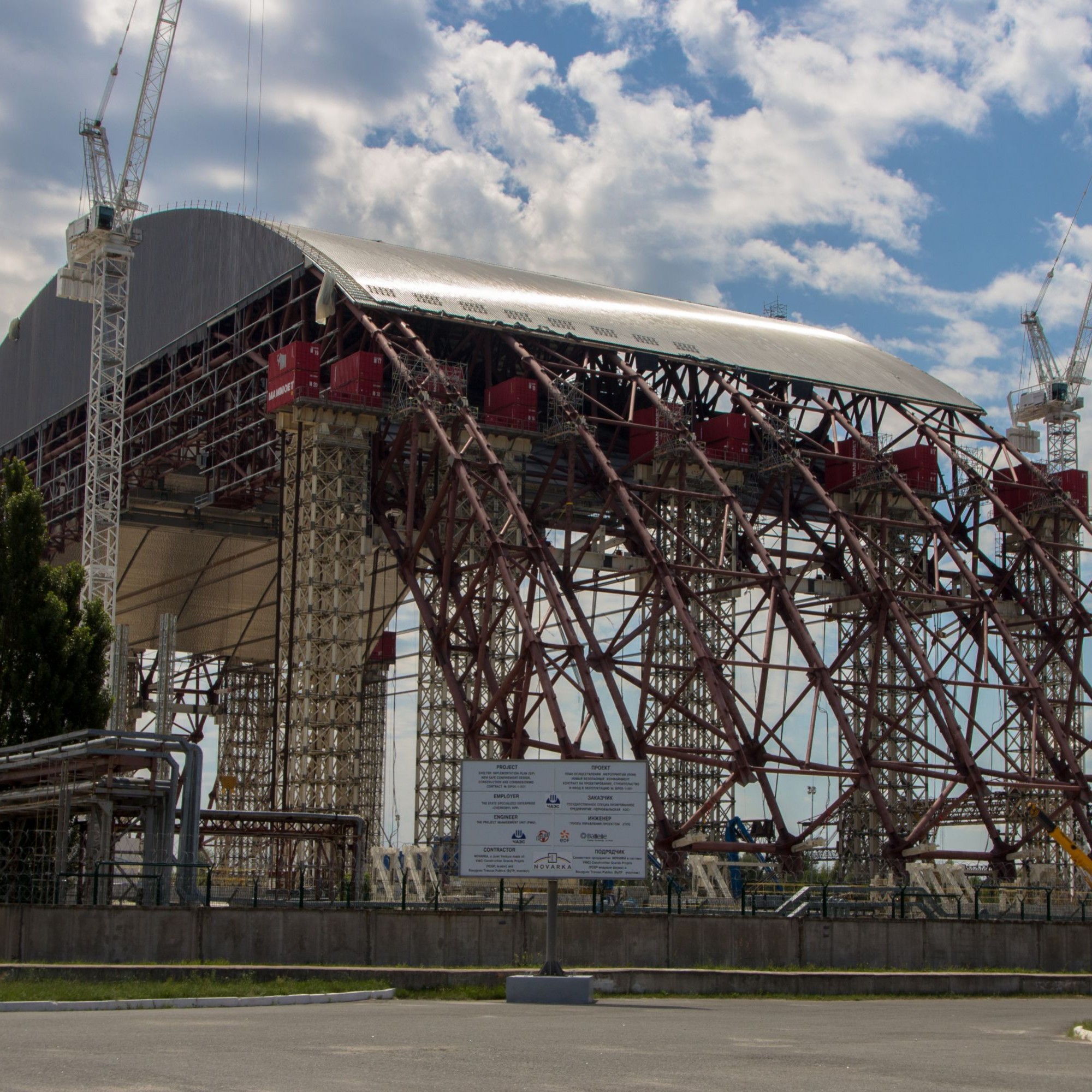 2000 wurde das Atomkraftwerk abgeschaltet. Trotz der Katastrophe 1986 und der enormen Strahlenbelastung, arbeiteten bis dahin noch bis zu 9000 Menschen dort. 