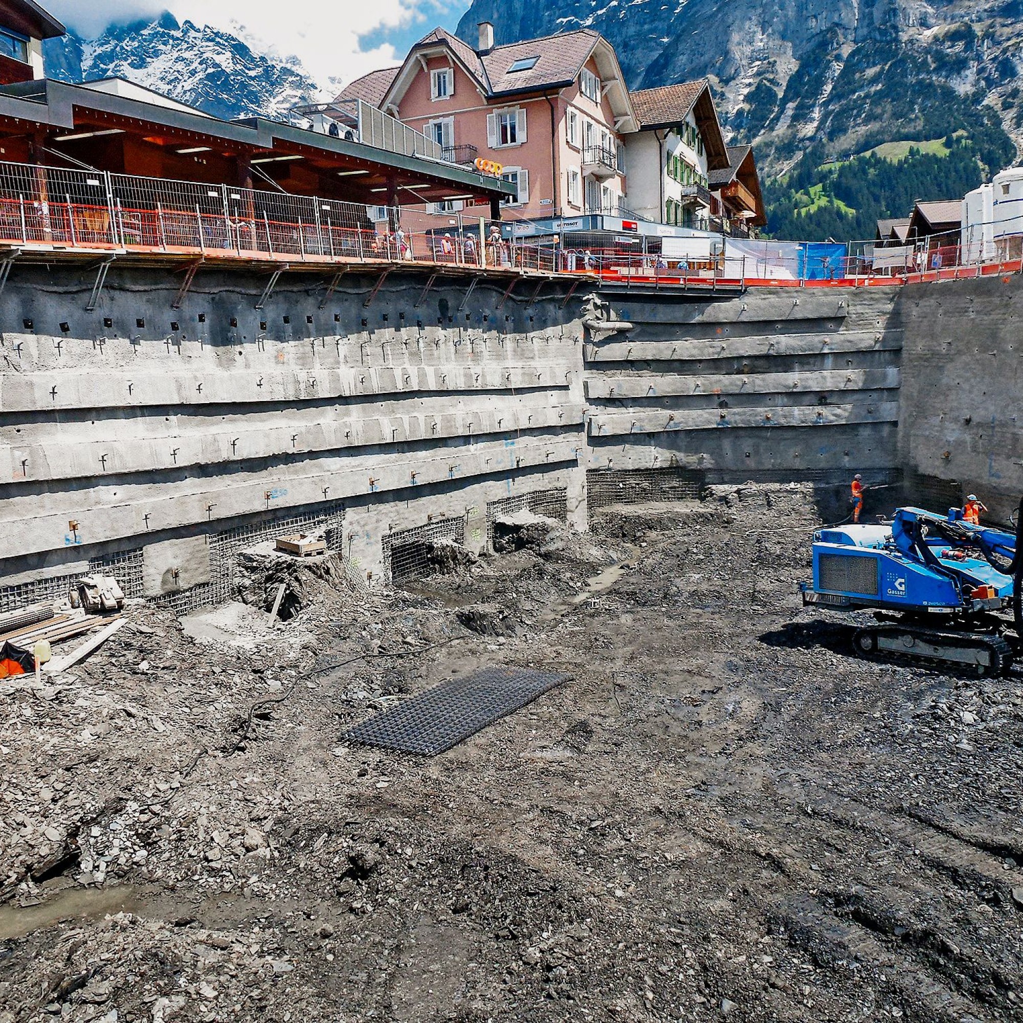 Die Bauarbeiten für das Einkaufszentrum «Eiger+» in Grindelwald wurden mit einem Inklinometer geodätisch überwacht.