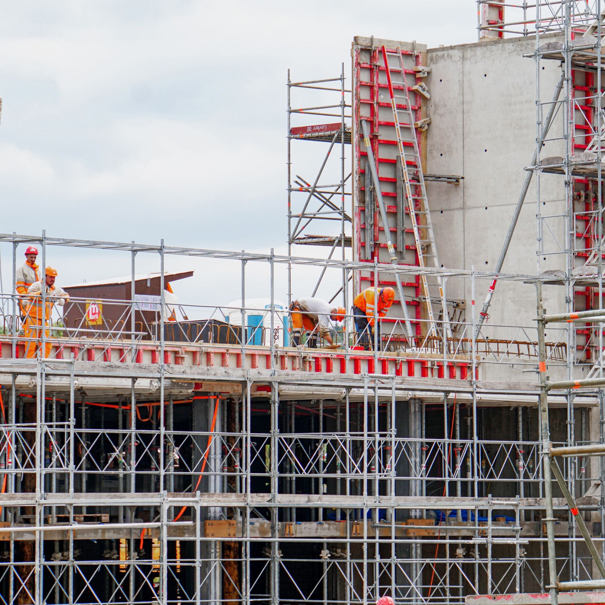 Auf der Ganahl-Baustelle in Mönchaltorf ZH: Vieles ist digital unterstützt, doch ohne Handarbeit und Teamwork geht es auch hier nicht. 